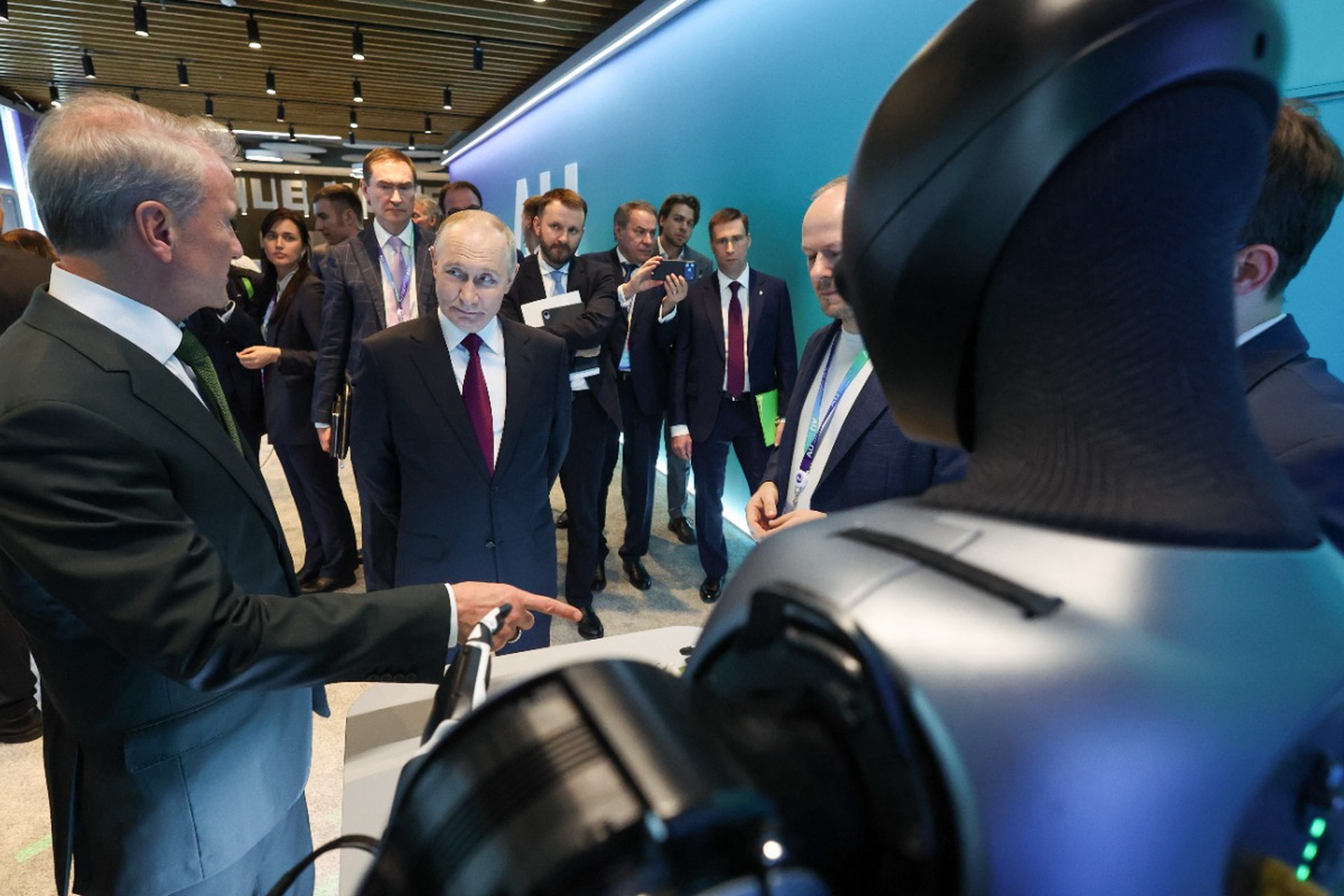 Разработать план внедрения ИИ в России поручил Путин