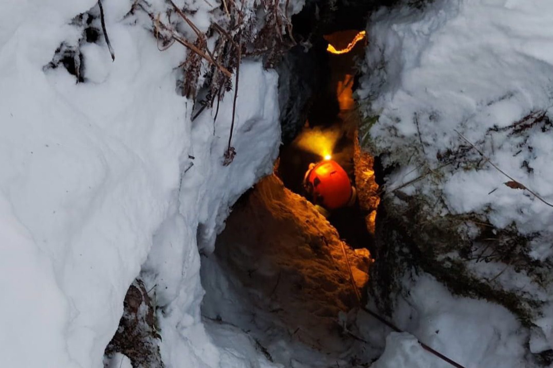 Спасатели в Красноярском крае проверяют пещеры в поисках Усольцевых