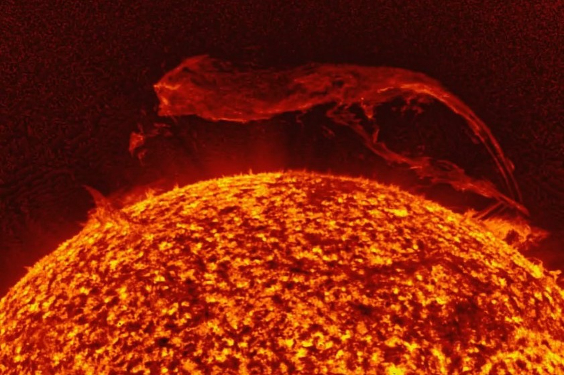 «Царь-протуберанец» выбросило Солнце