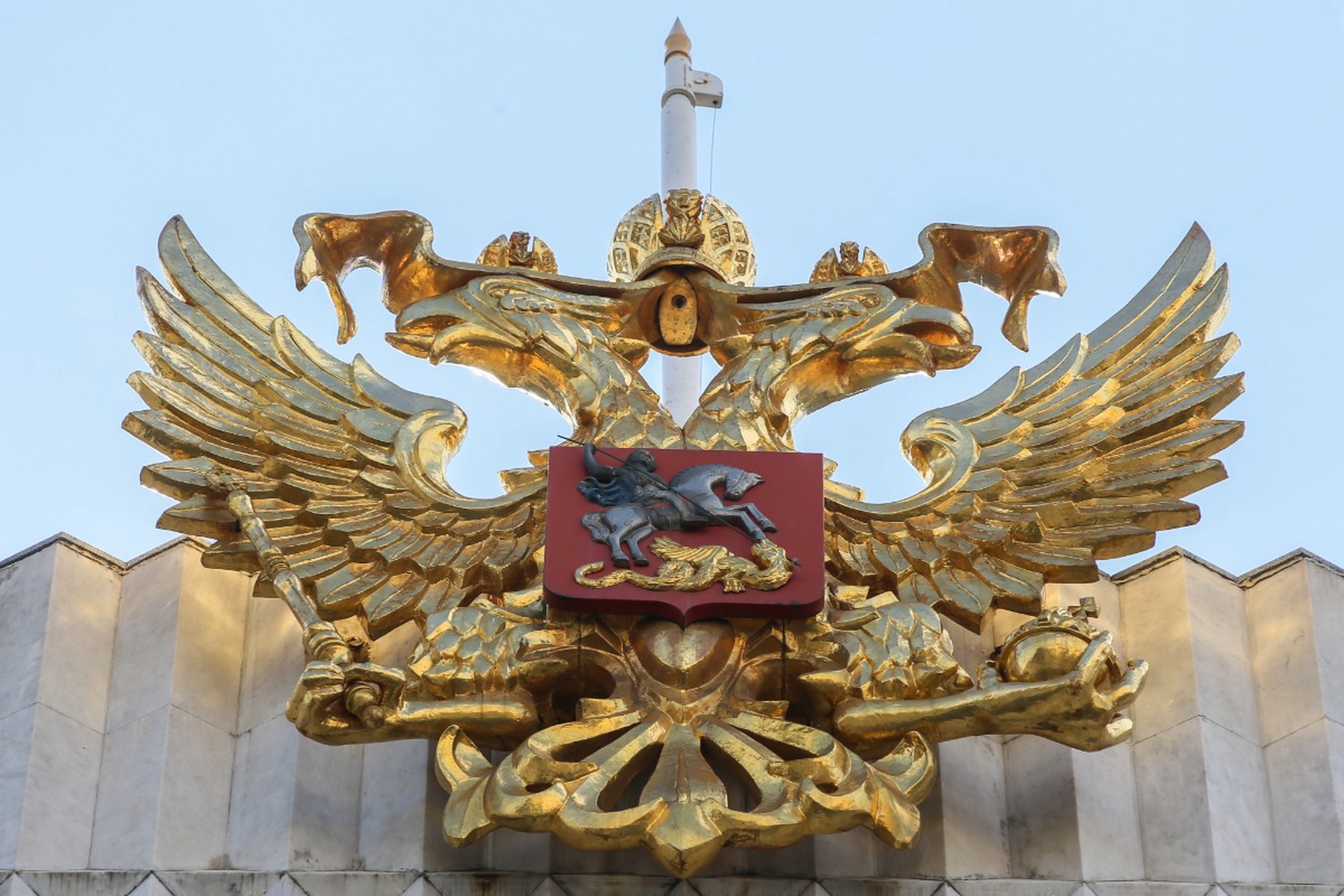 Стало известно, какое наказание введут в России за изображения герба без крестов