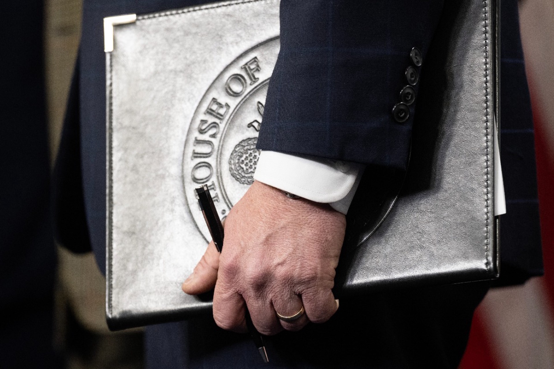 Педофайл: как борьба за досье Эпштейна загнала Трампа в угол