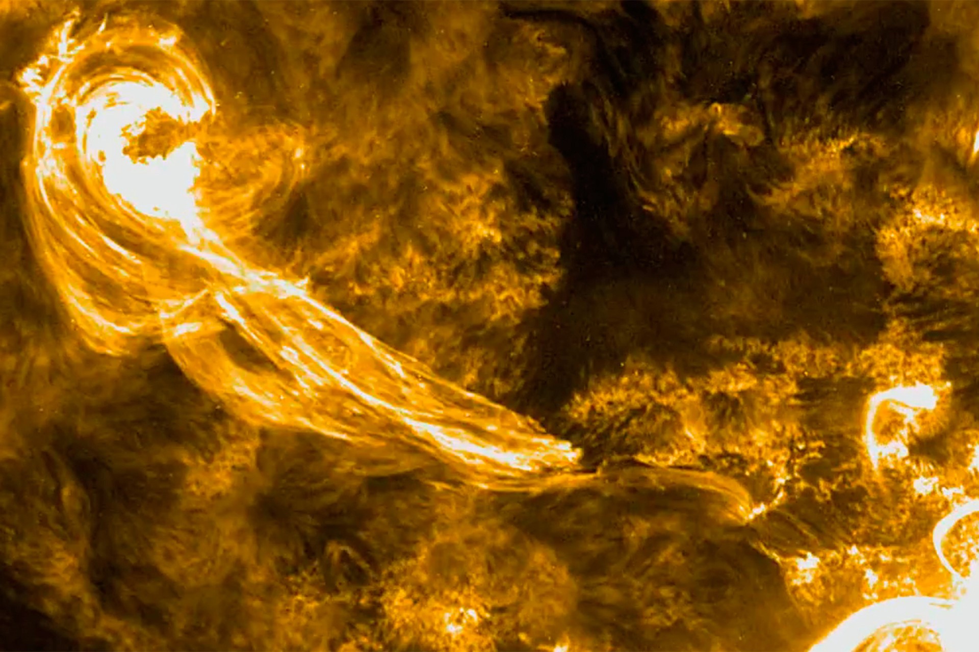 В РАН раскрыли возможные последствия для Земли от выброса гигантского протуберанца