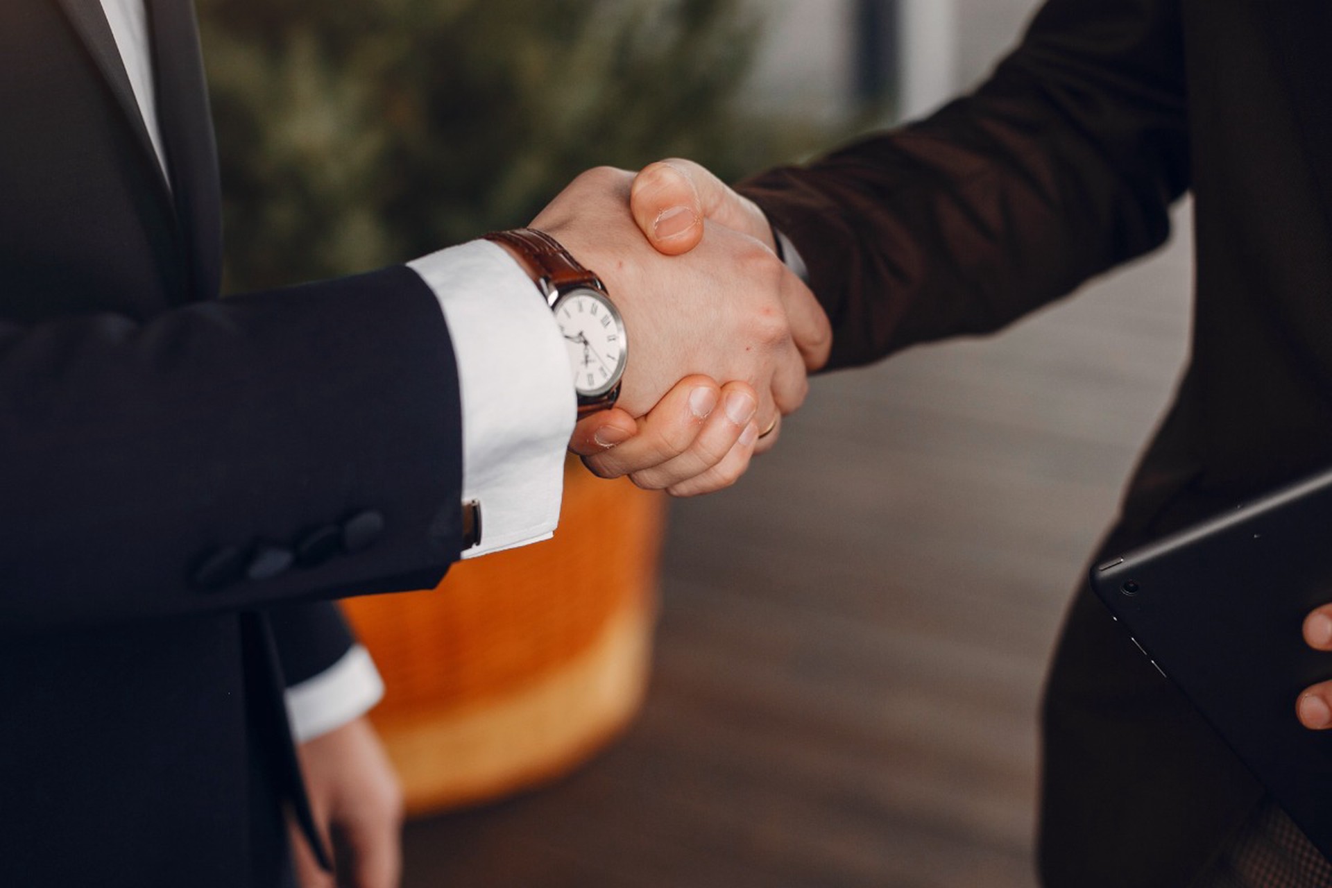 Врач предупредил о рисках заражения кишечной инфекцией и гепатитом А при рукопожатии