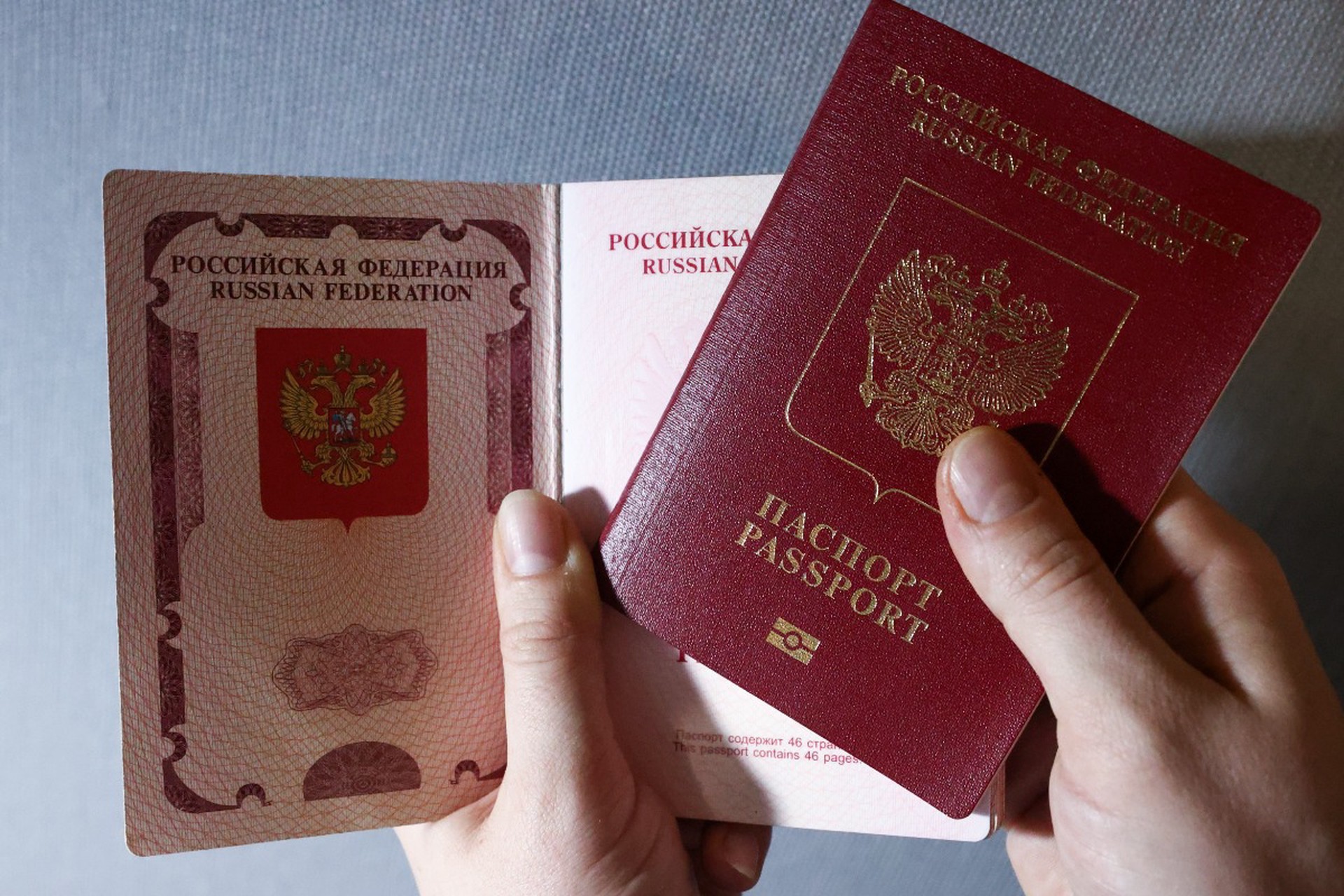 Стало известно, из-за каких дефектов загранпаспорта россиянам могут отказать в выезде из страны