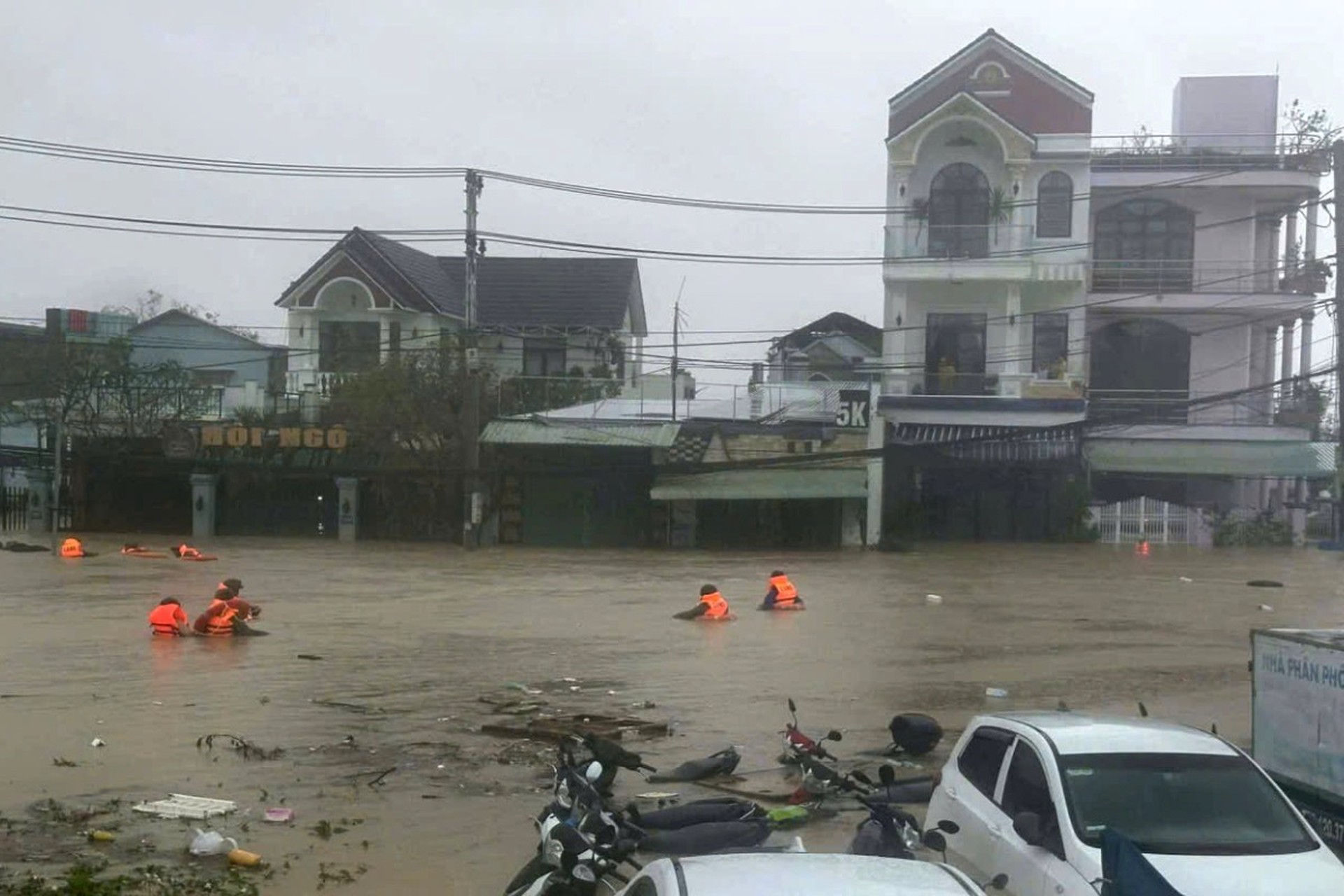 Наводнения забрали десятки жизней во Вьетнаме