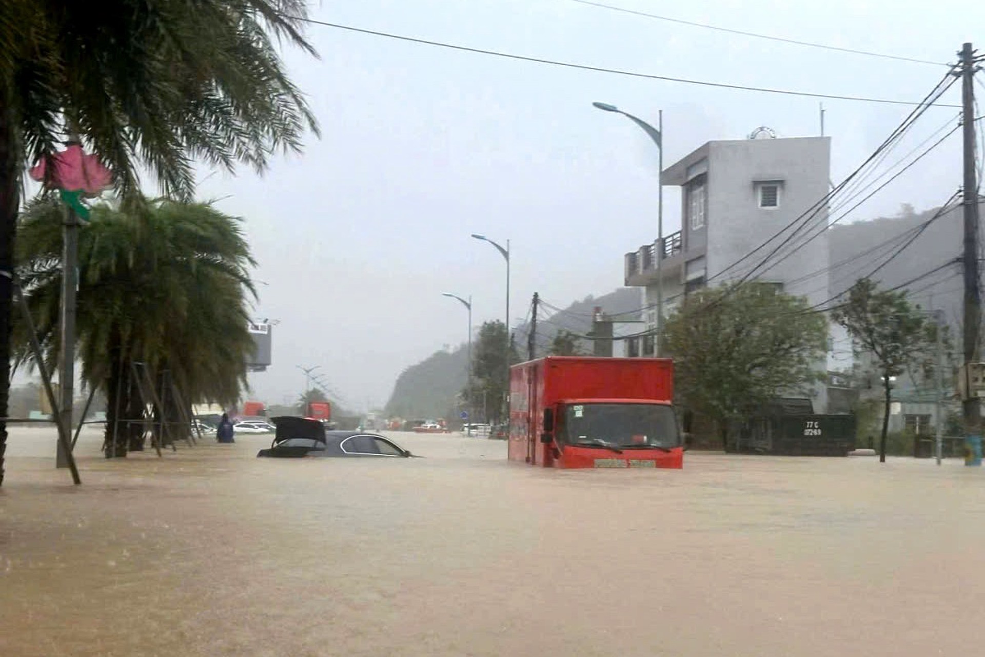 Число жертв наводнений во Вьетнаме увеличилось до 90