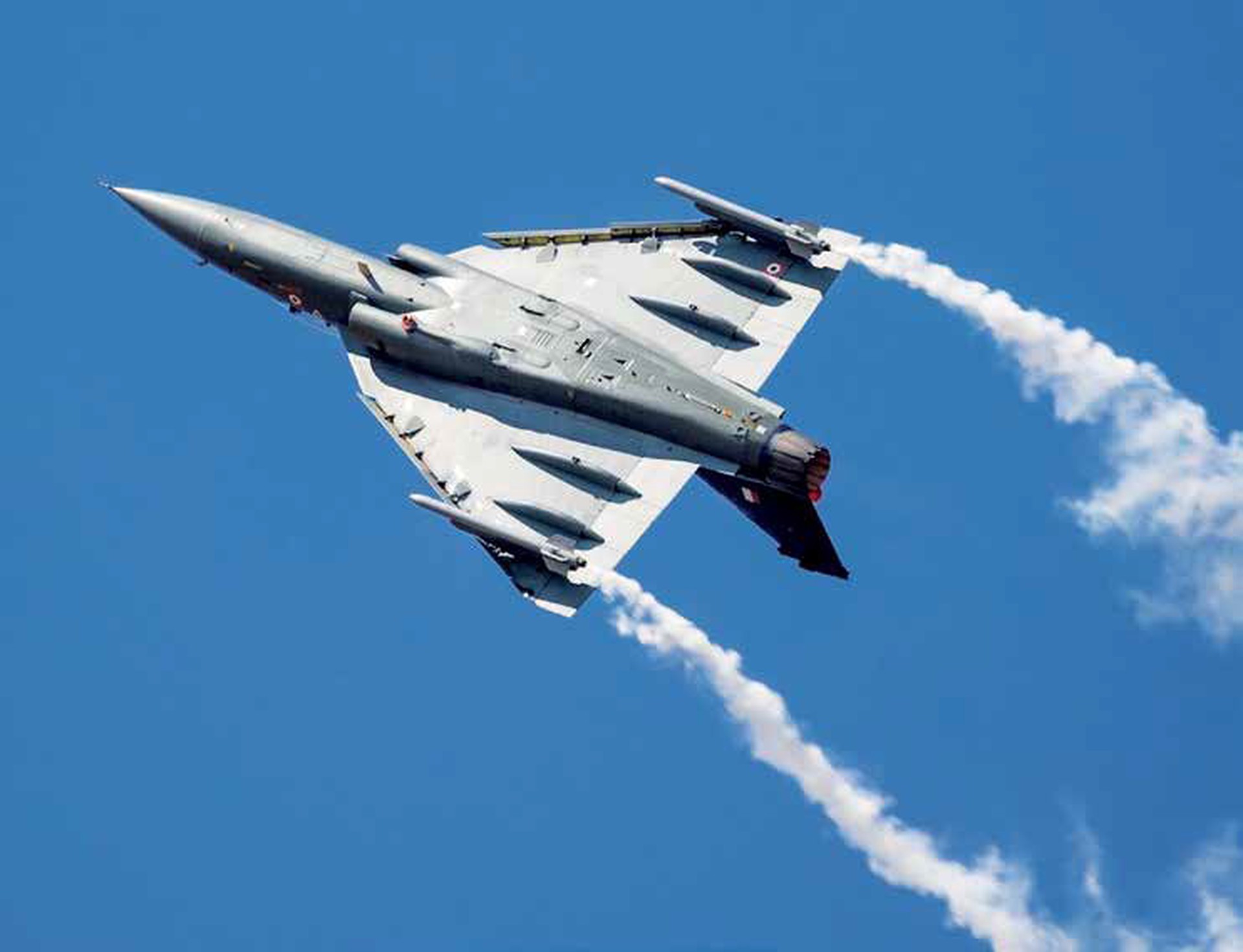 Огненный шар: крушение истребителя на авиашоу в Дубае сняли на видео