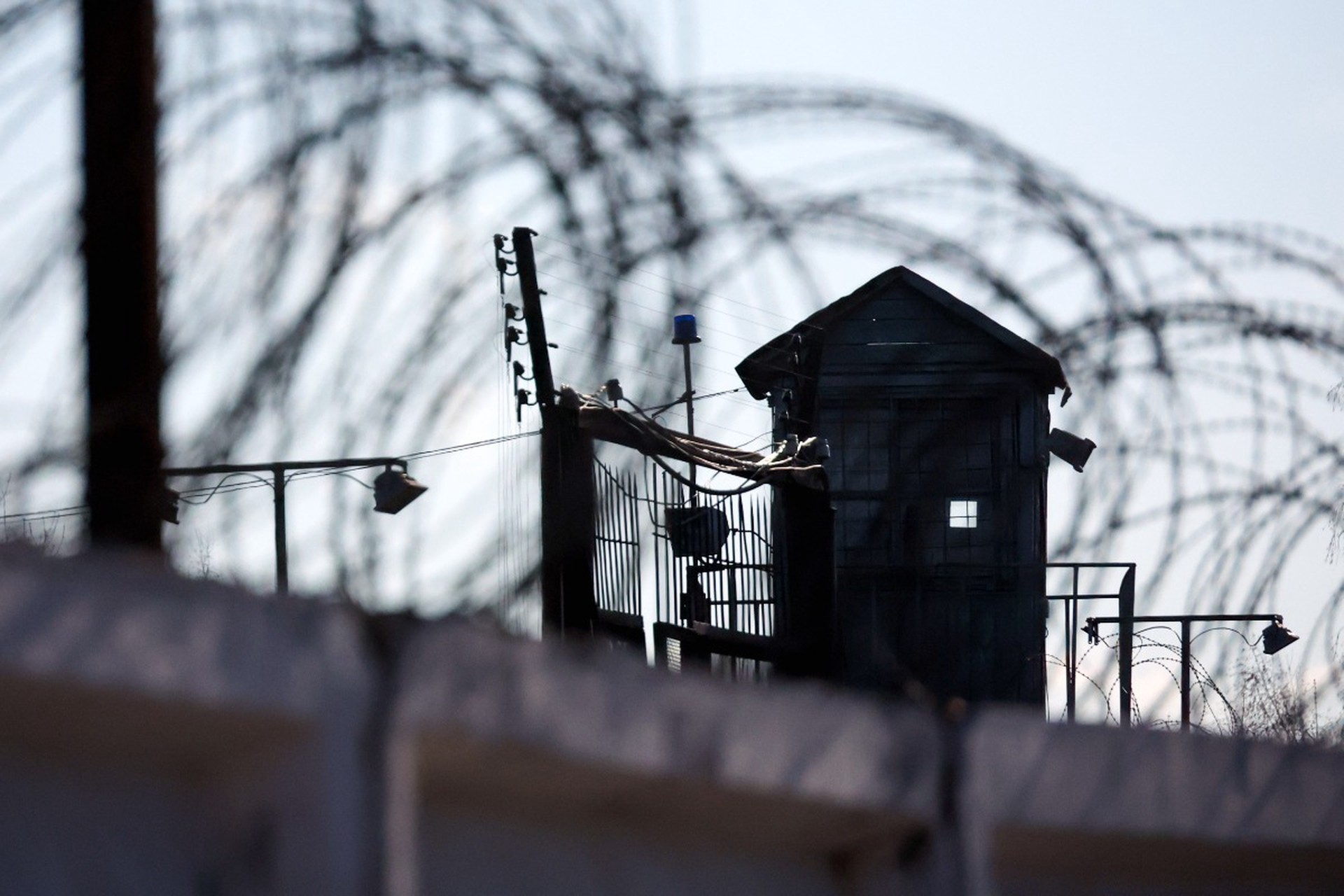 Стало известно, сколько лет грозит ударившему ножом охранника и полицейских 16-летнему студенту