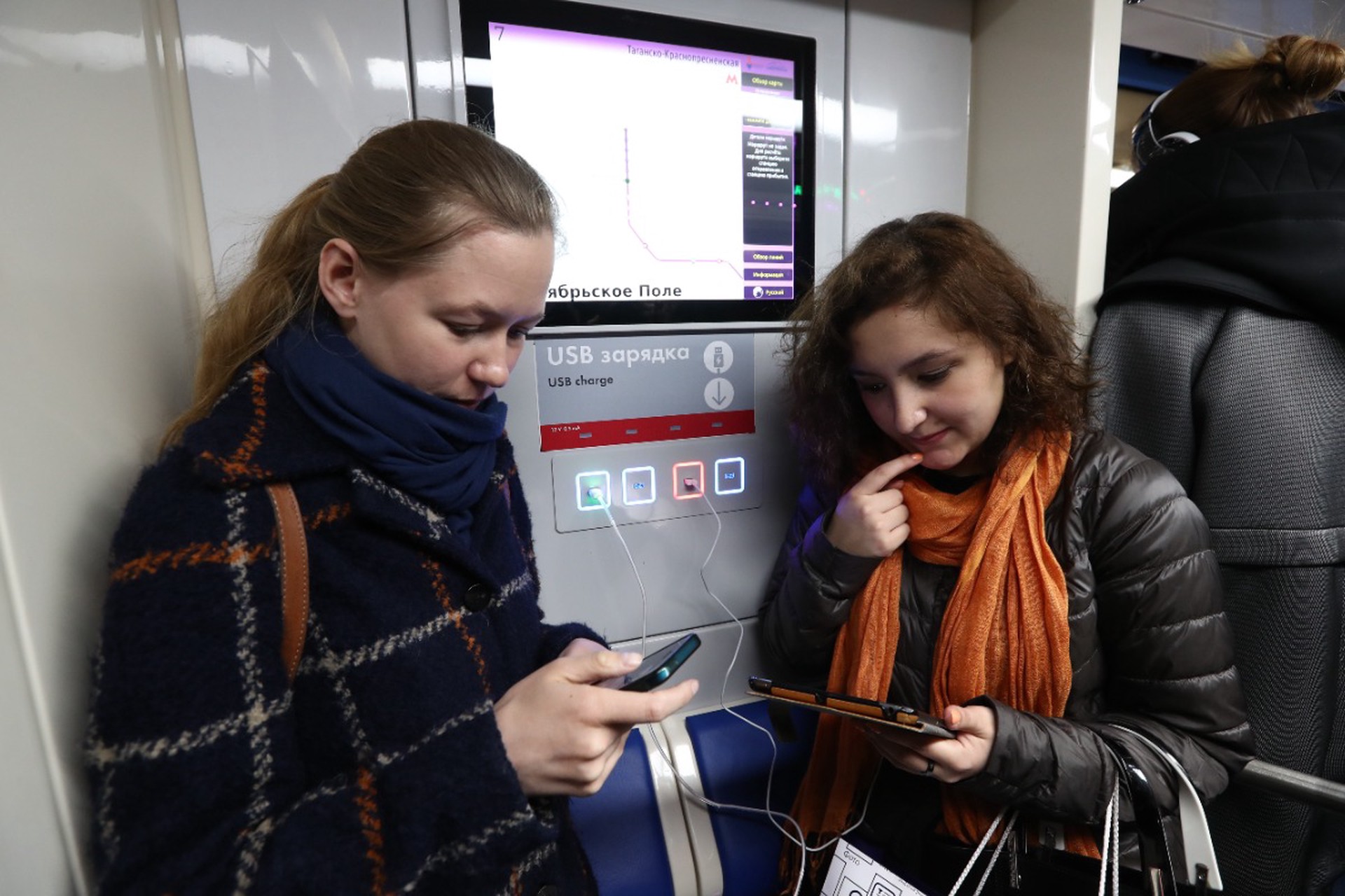 Юрист напомнила об уголовной ответственности за подглядывание в чужой телефон