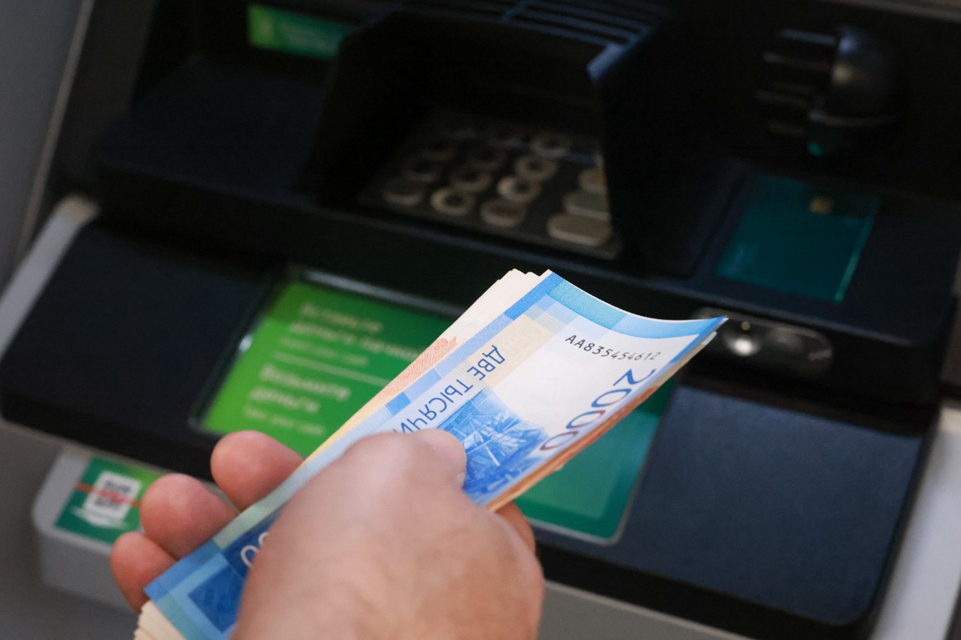 Экономист рассказал, сколько наличных нужно сейчас иметь россиянам на руках