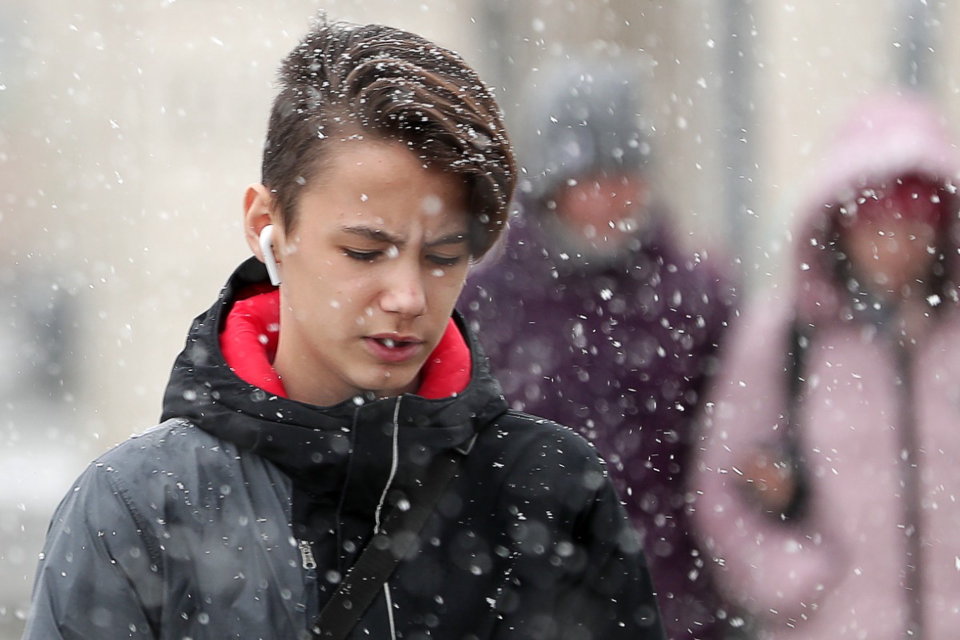 Лор предостерег об опасностях наушников-вкладышей в холодную погоду