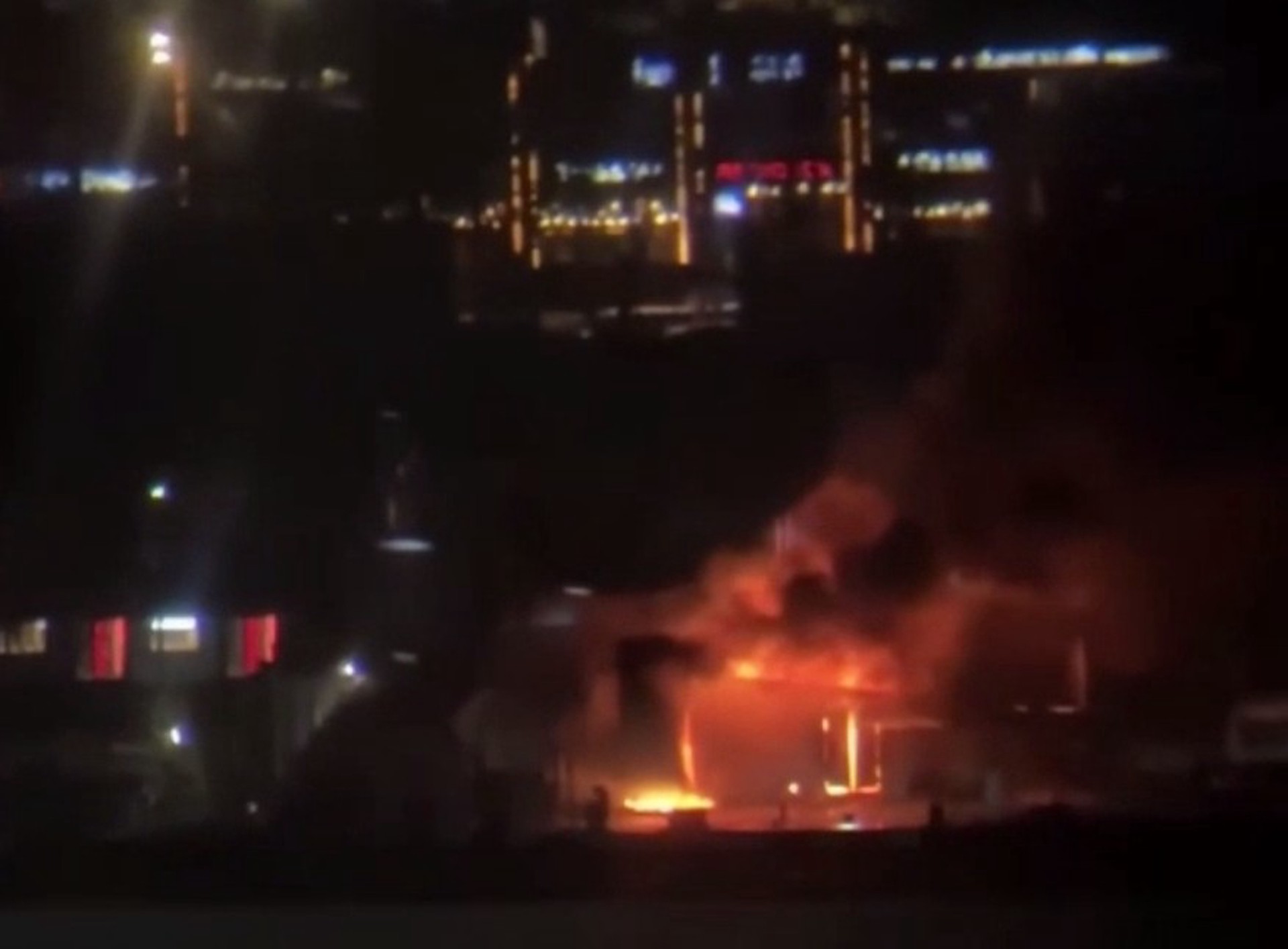 В Москве горит крупный хлебозавод