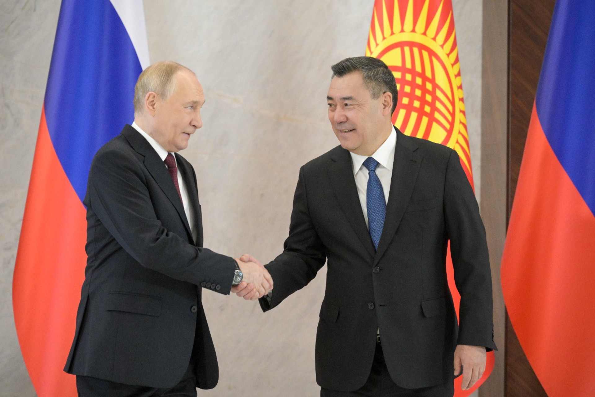 Мирный атом и русские школы: о чем говорили Путин и Жапаров в Бишкеке