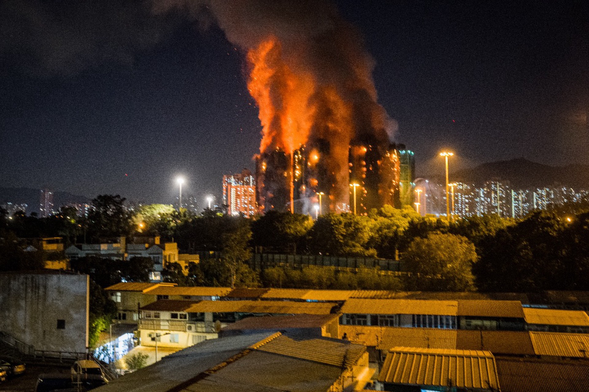 Мощнейший пожар произошел в Гонконге, есть жертвы
