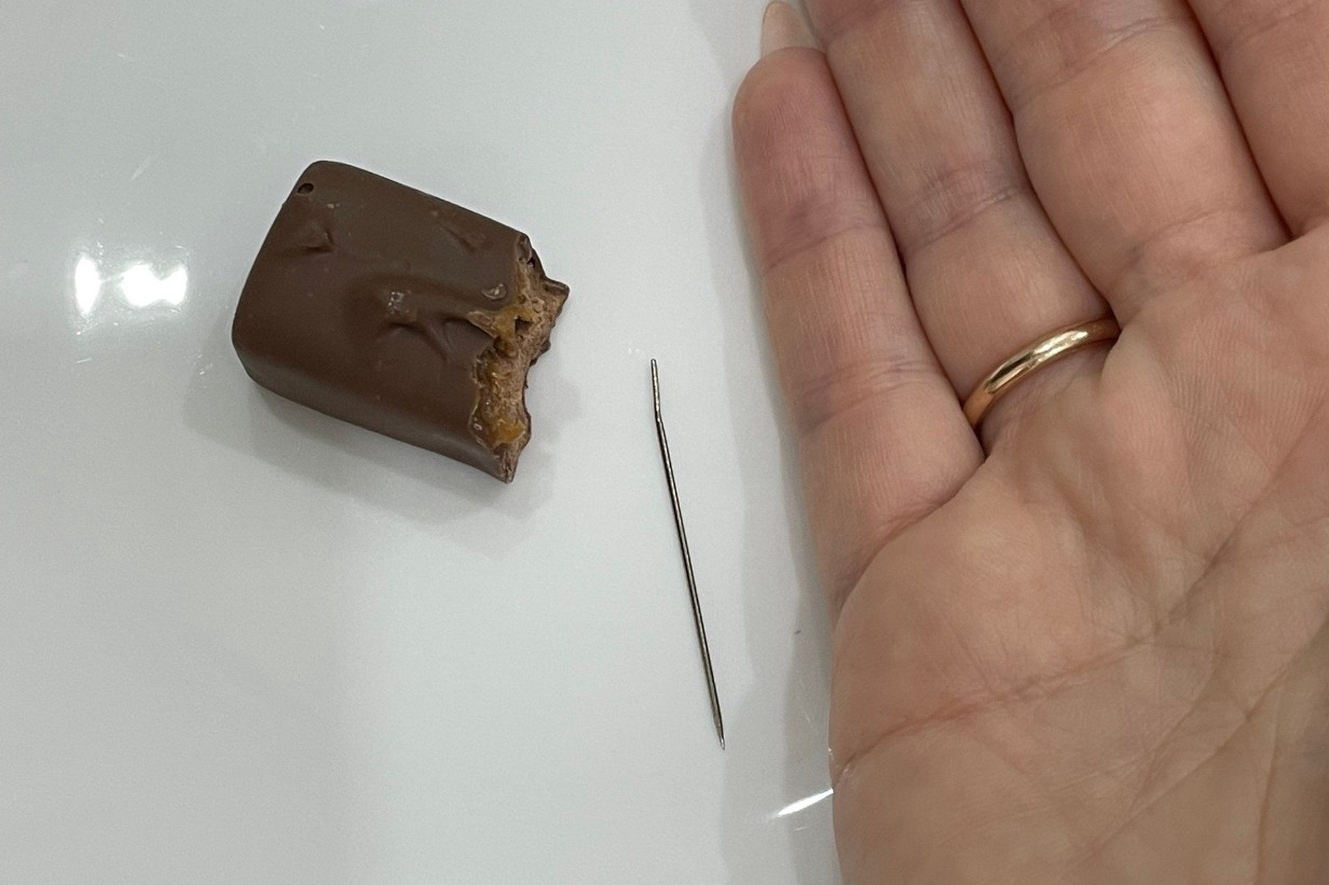 Девочка нашла в шоколадке смертельно опасный предмет