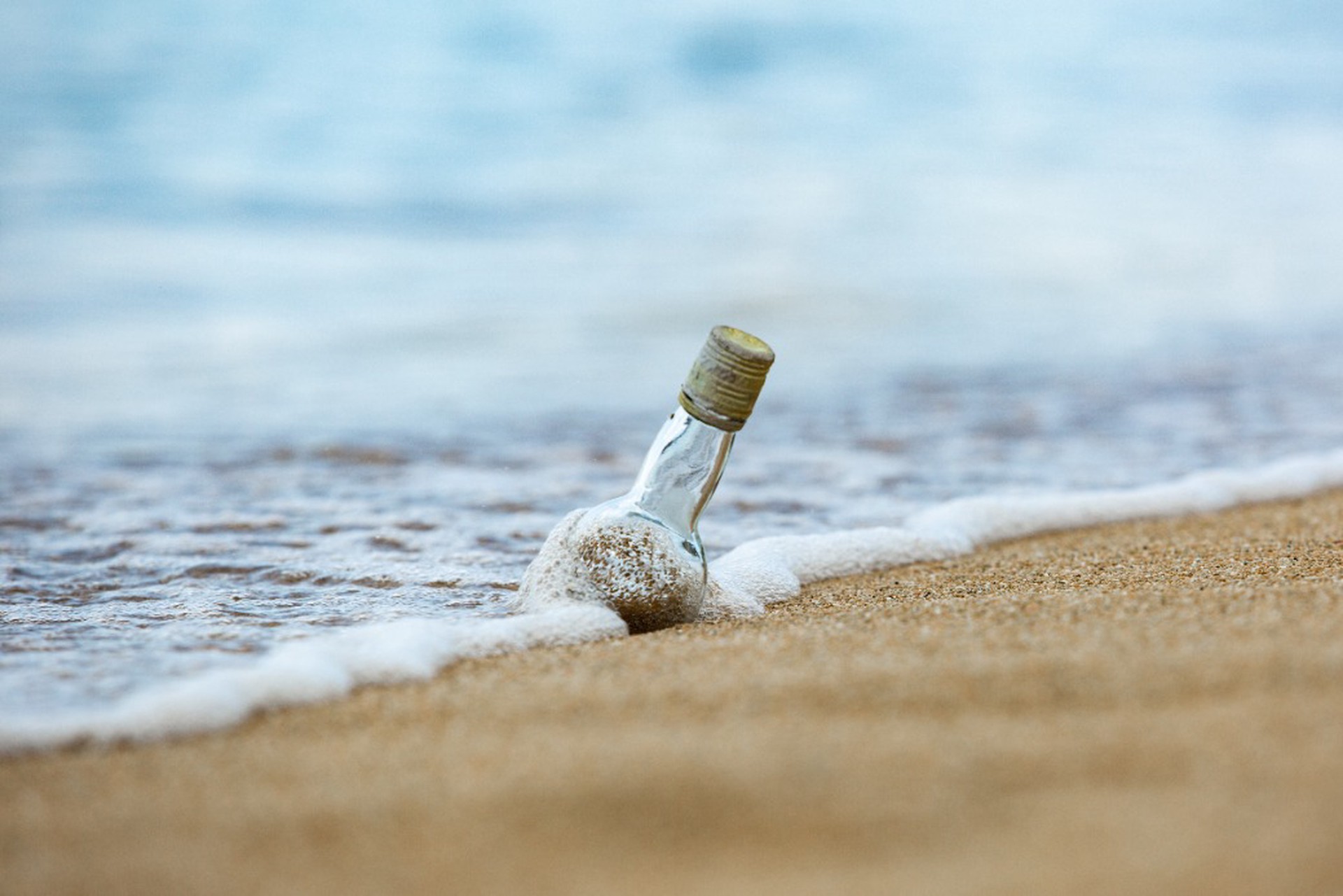 Трогательное послание в бутылке нашла россиянка на берегу