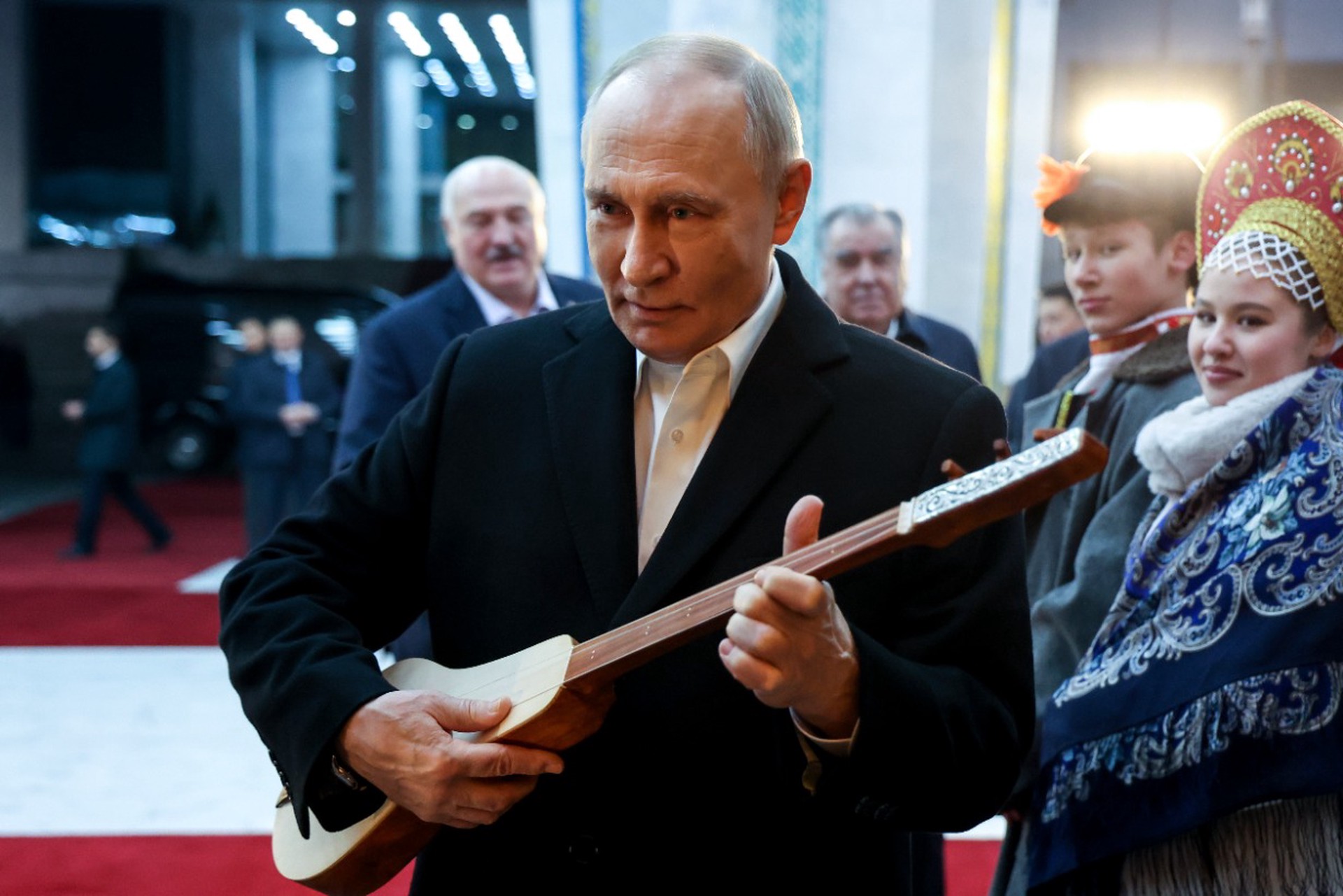 Путин сыграл на необычном инструменте в Бишкеке