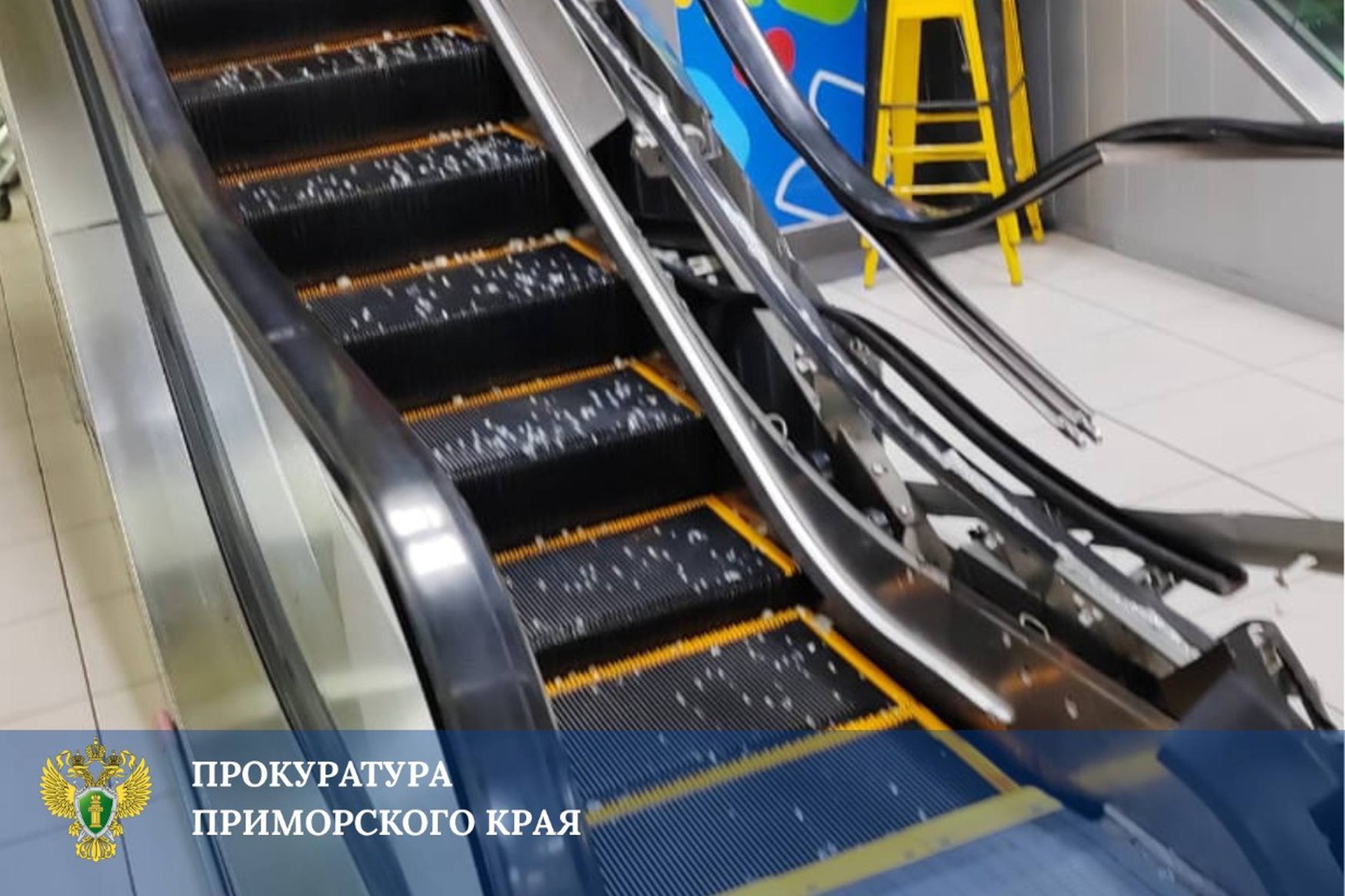 Эскалатор зажевал руку девочки в российском ТЦ