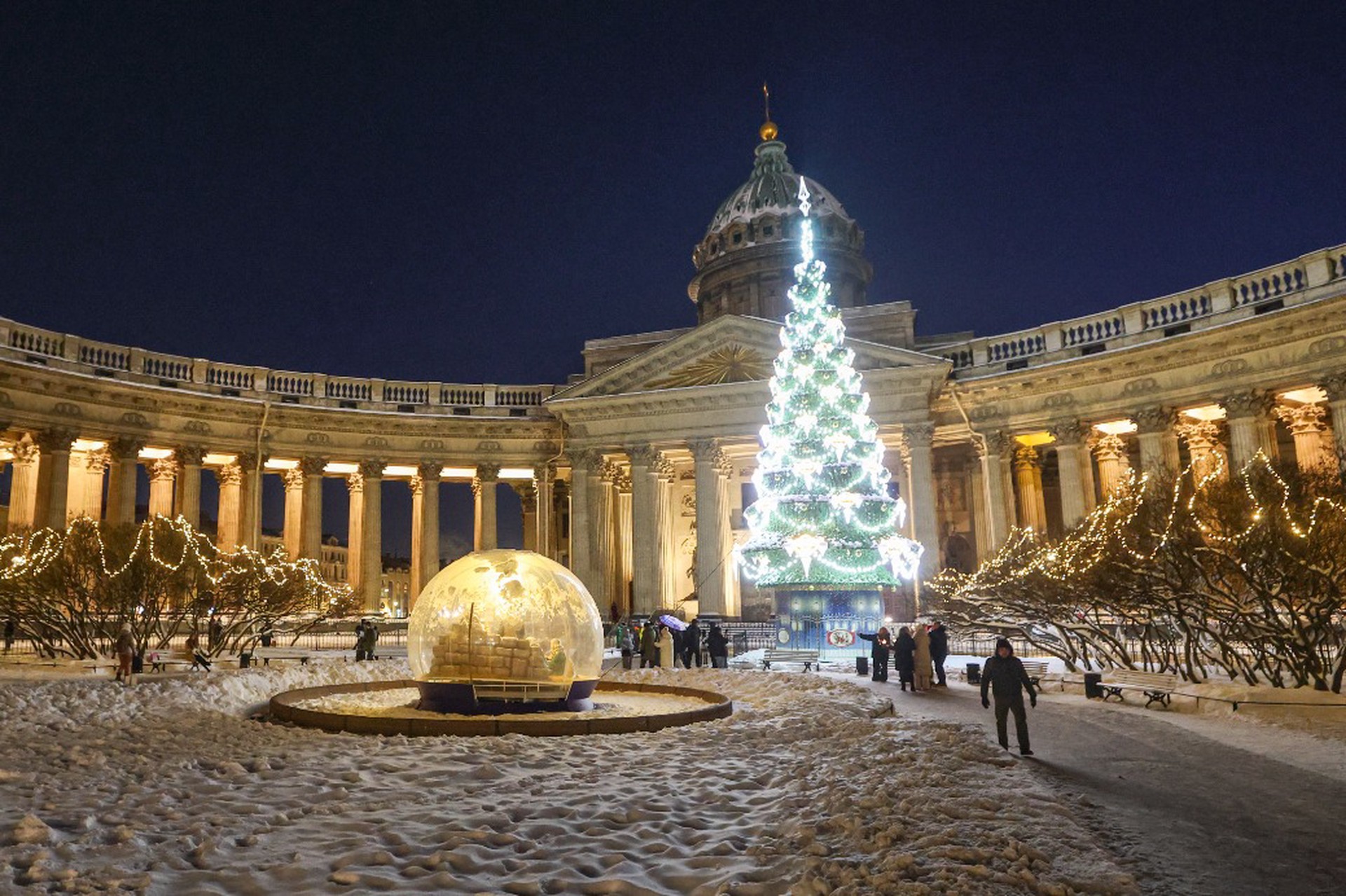 Власти Петербурга объяснили, почему город потратит денег в три раза больше Москвы на новогодние украшения
