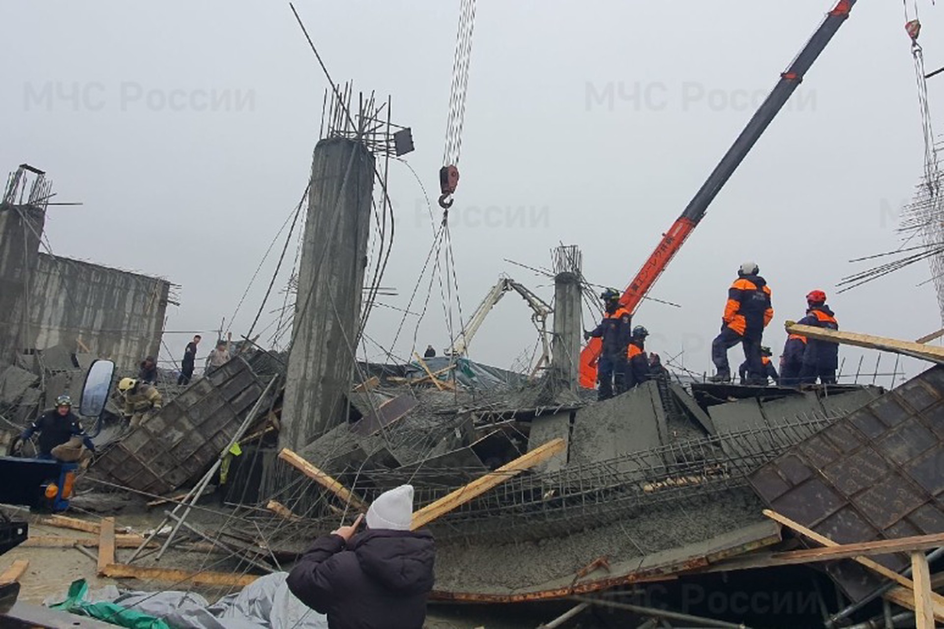 Четыре человека пострадали при обрушении здания в российском регионе