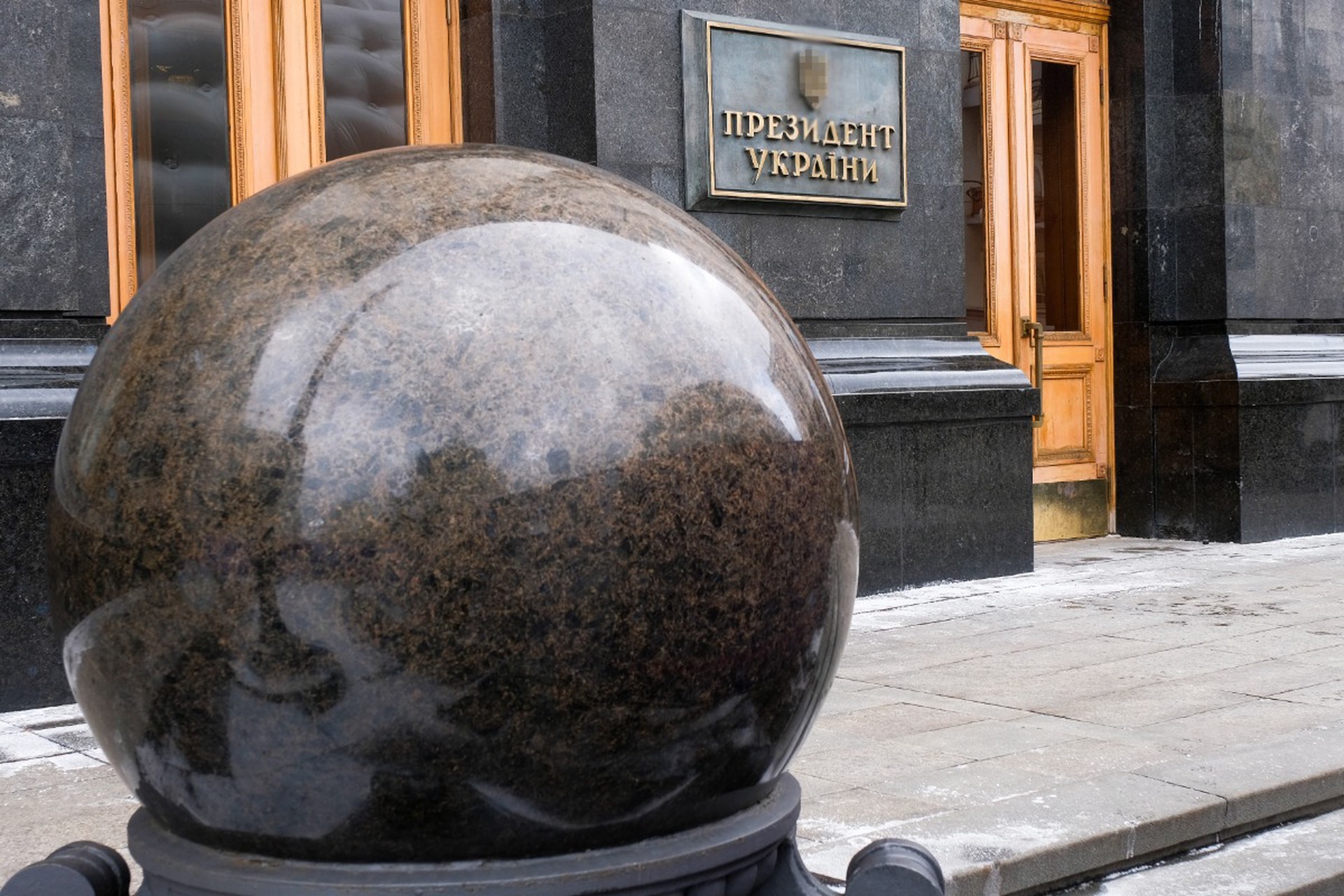 Мрак по расчету: с чьей подачи в Киеве обыскивают офис президента