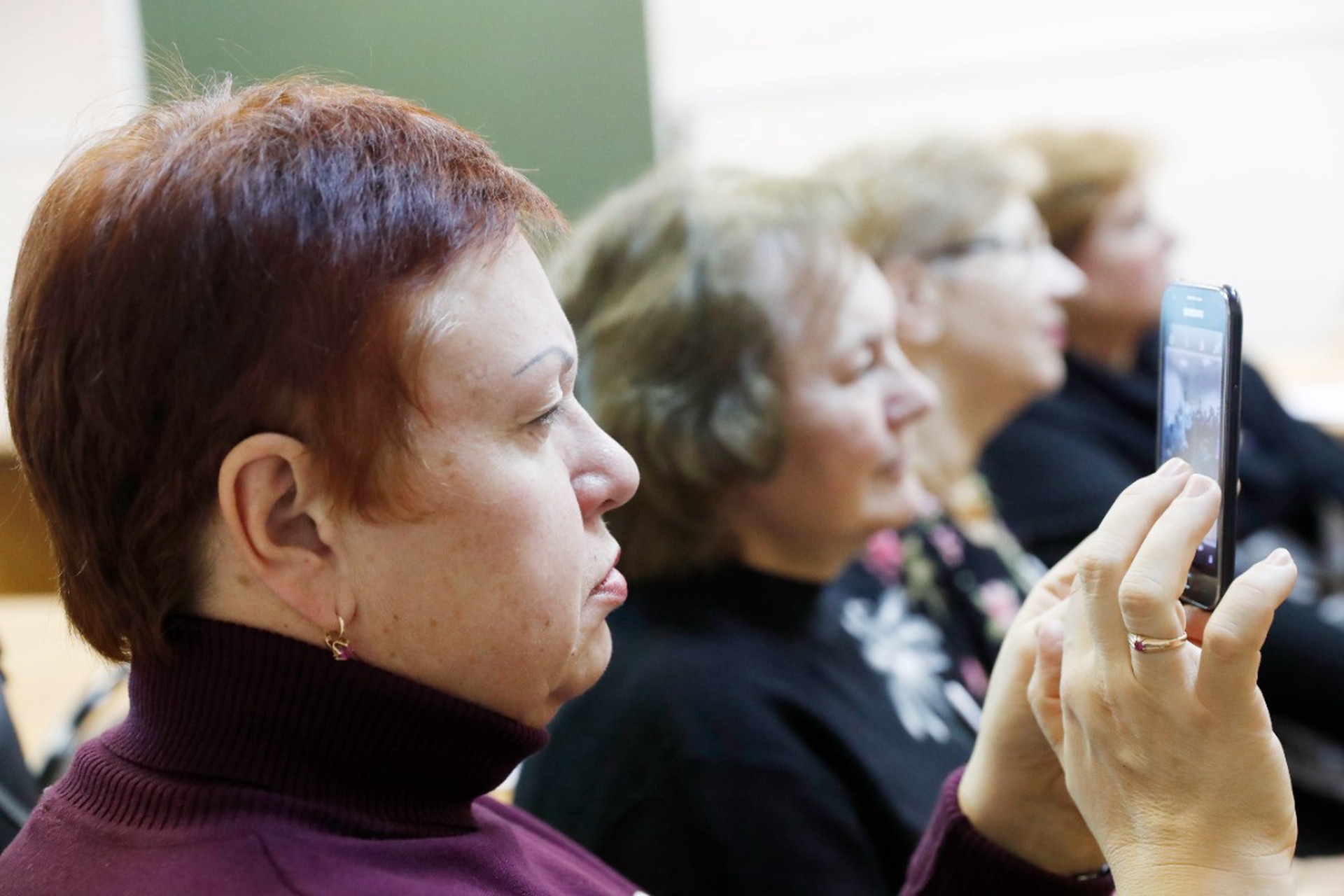 Раскрыто, почему пенсионеры любят пересылать родственникам яркие электронные открытки