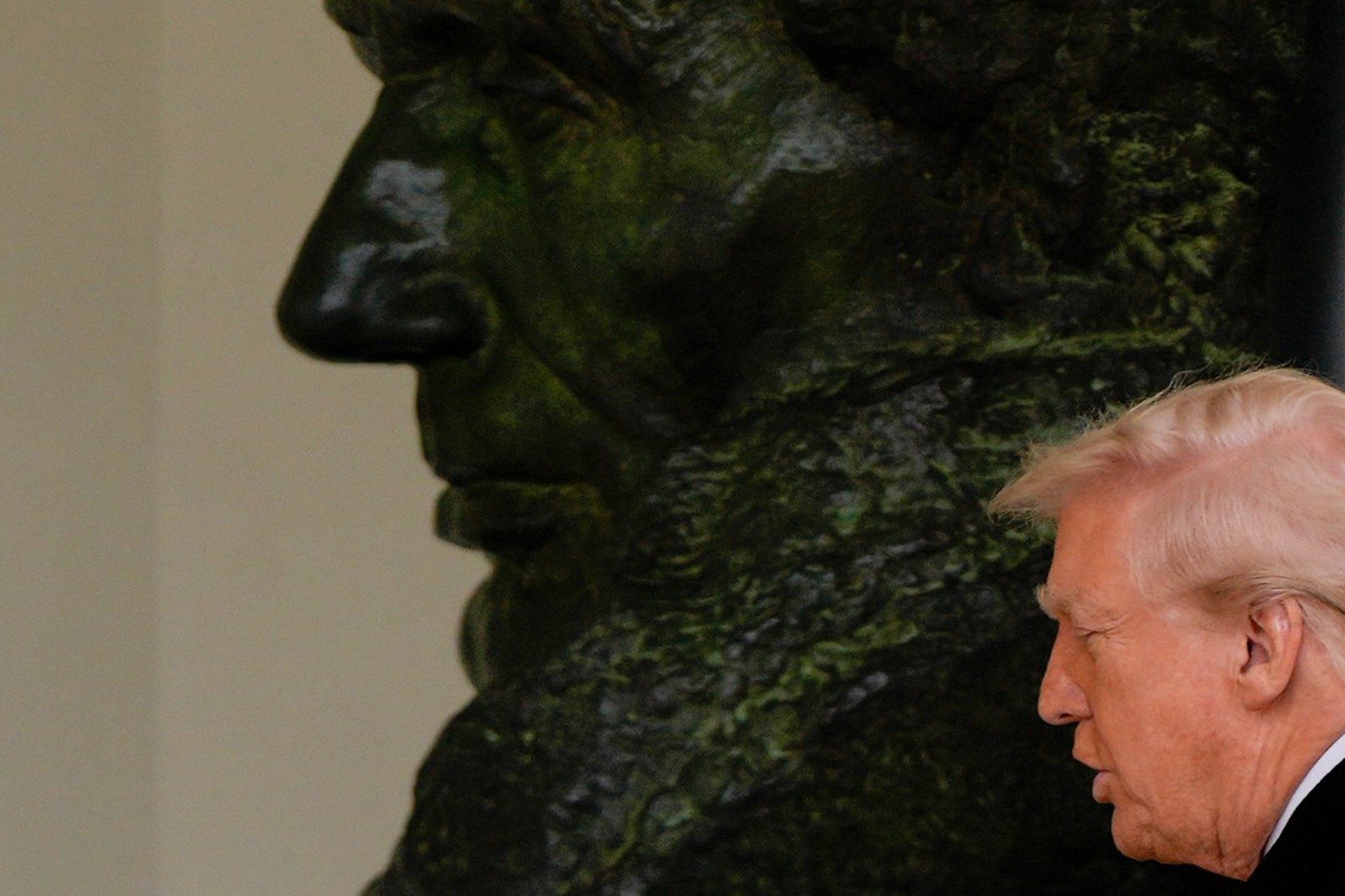 Войны компроматов: как стремление Трампа к мирному урегулированию связано с досье Эпштейна