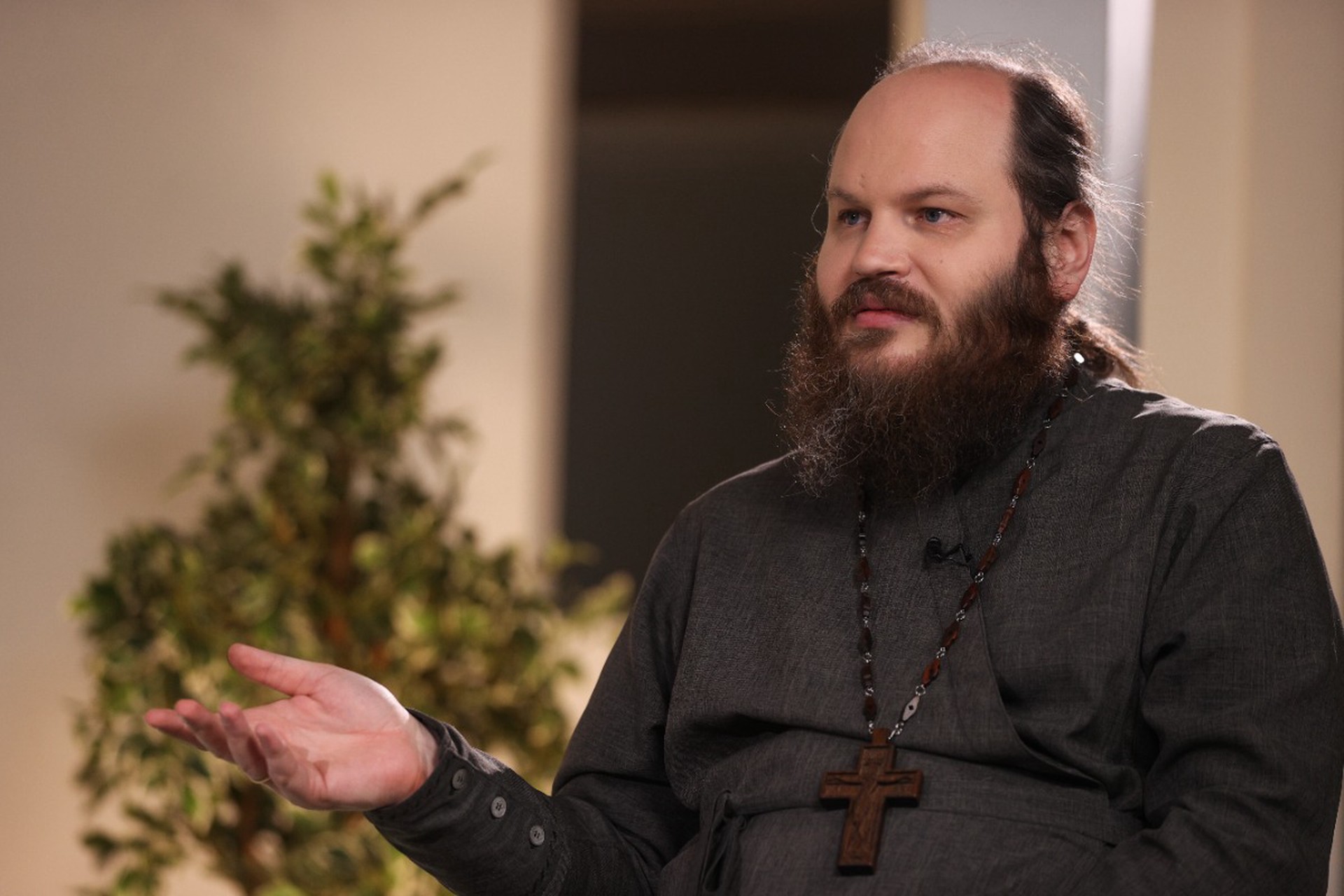 Отец Павел Островский рассказал, в каких местах нельзя читать Библию