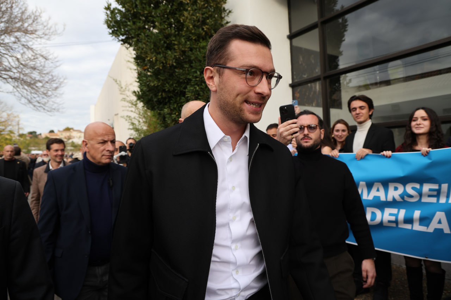 Во Франции атаковали политика очень нестандартным способом