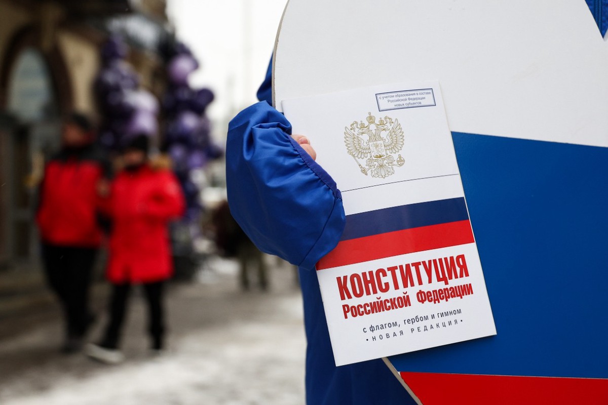 Пошли на поправку: как принималась Конституция РФ и почему основной закон понадобилось менять