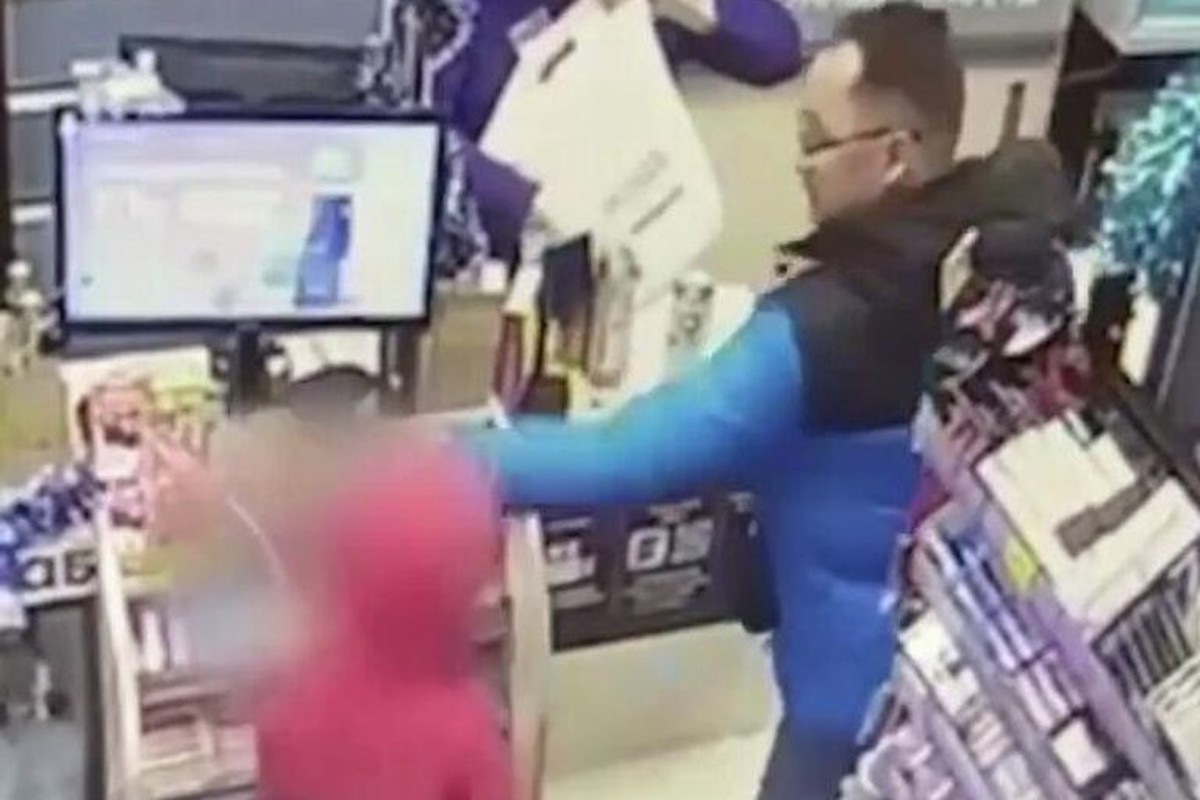«Боится возвращаться домой»: что известно об избитой в магазине отцом девочке