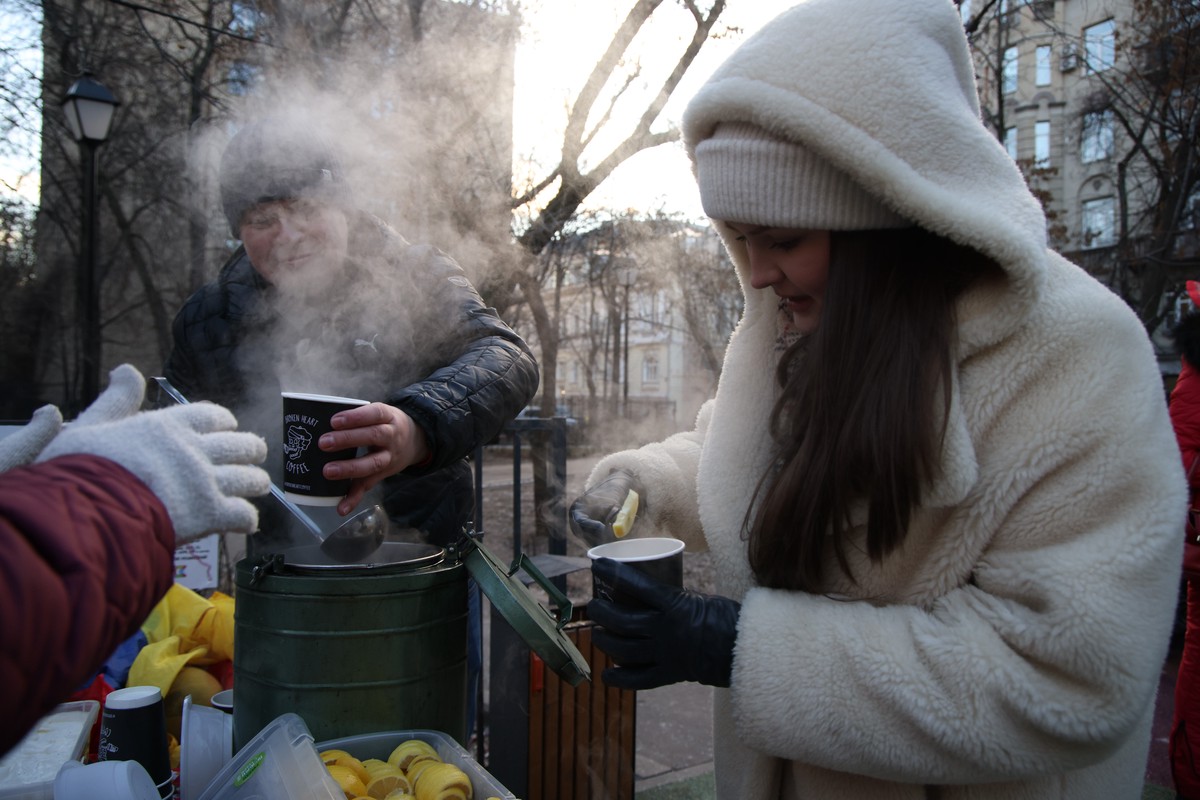Стоматологи предупредили о скрытом вреде горячего чая и кофе