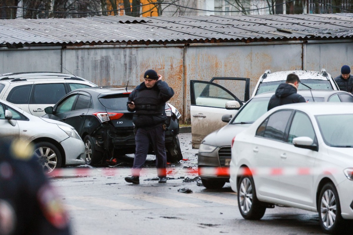 Криминалист указал на связь между убийством генерала Сарварова и взрывом в машине полиции в одном районе Москвы