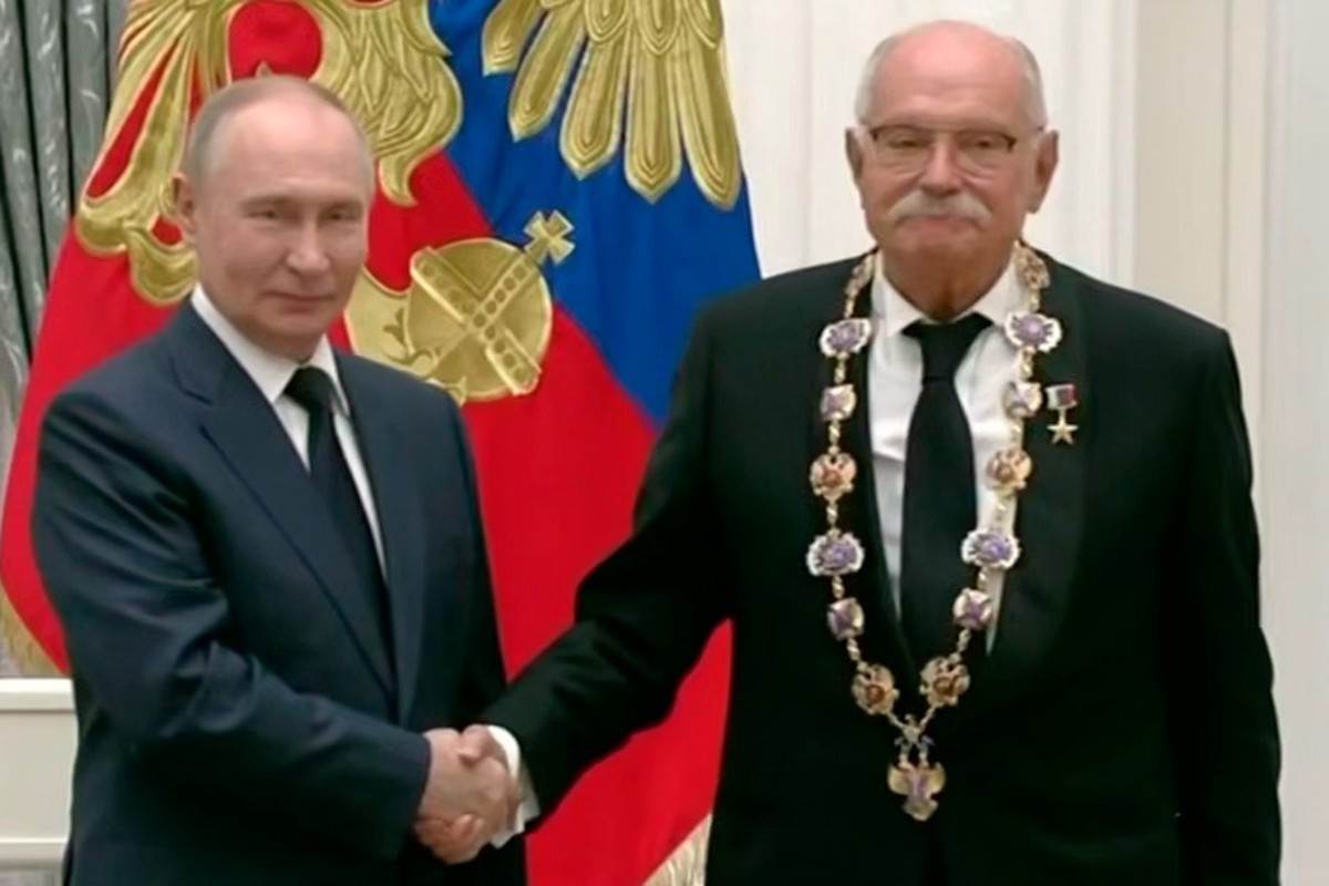 Путин вручил Михалкову высшую награду России