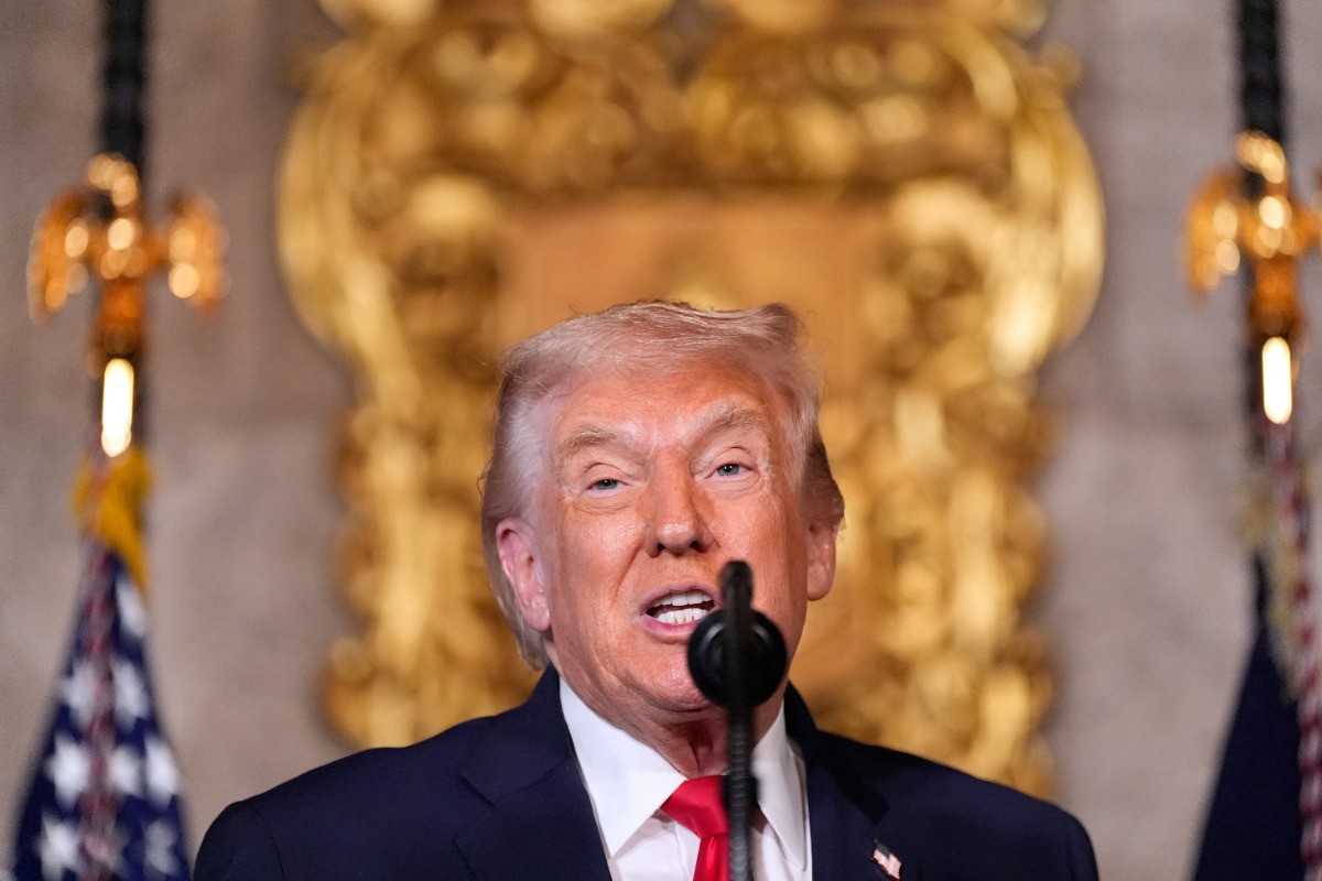 Постригся в монархи: зачем Трамп наделяет себя атрибутами королевской власти