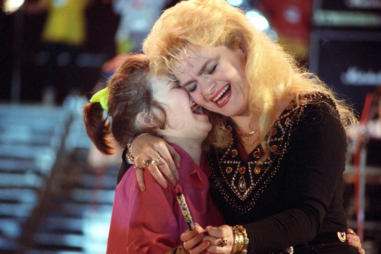 Непогода в доме: почему жизнь единственной дочери Долиной нельзя назвать сладкой