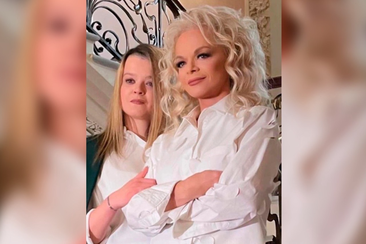 Непогода в доме: почему жизнь единственной дочери Долиной нельзя назвать сладкой