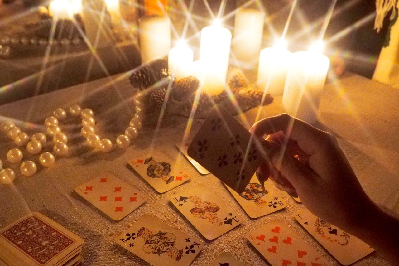 Гадаем на суженого-ряженого: самые простые способы узнать о замужестве в 2026 году