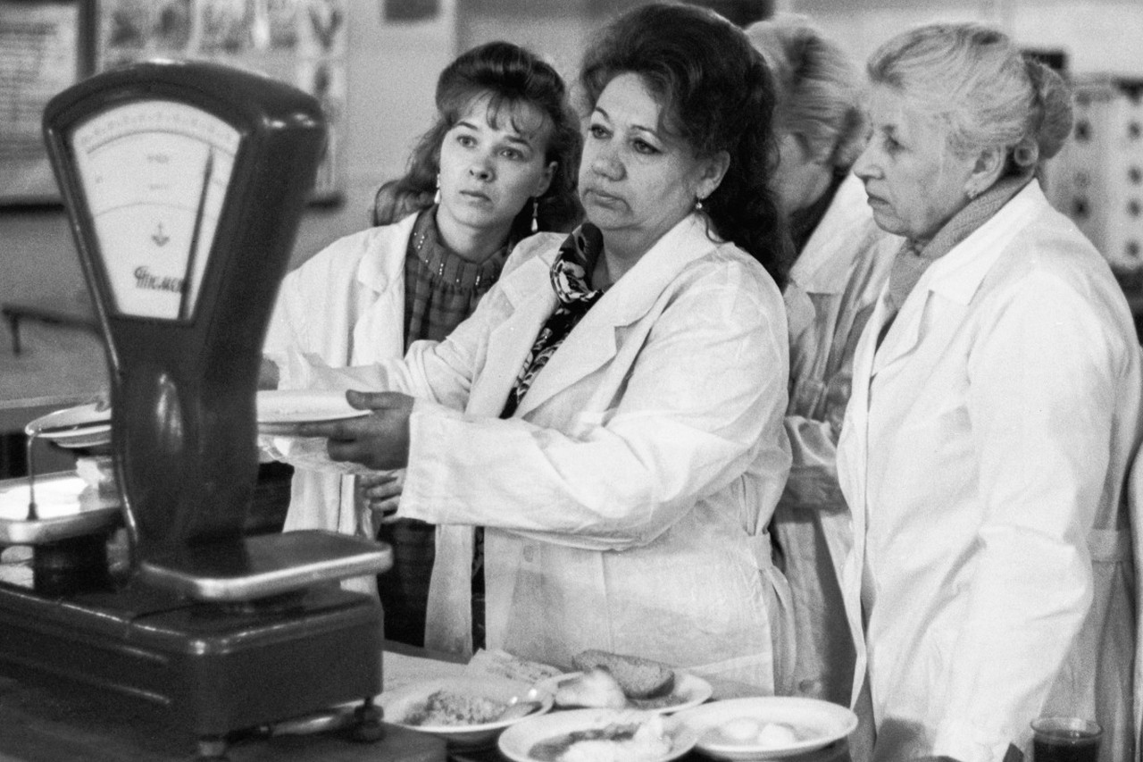 Возвращение вкусов из детства: почему еда из советских столовых вновь на пике популярности