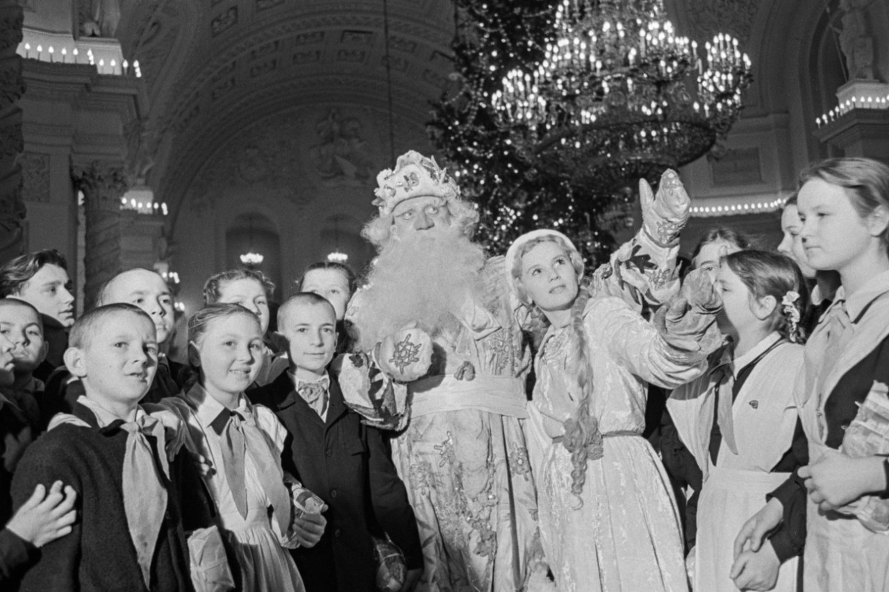 Весна-любовница и дочь-внучка: что известно о родословной Деда Мороза