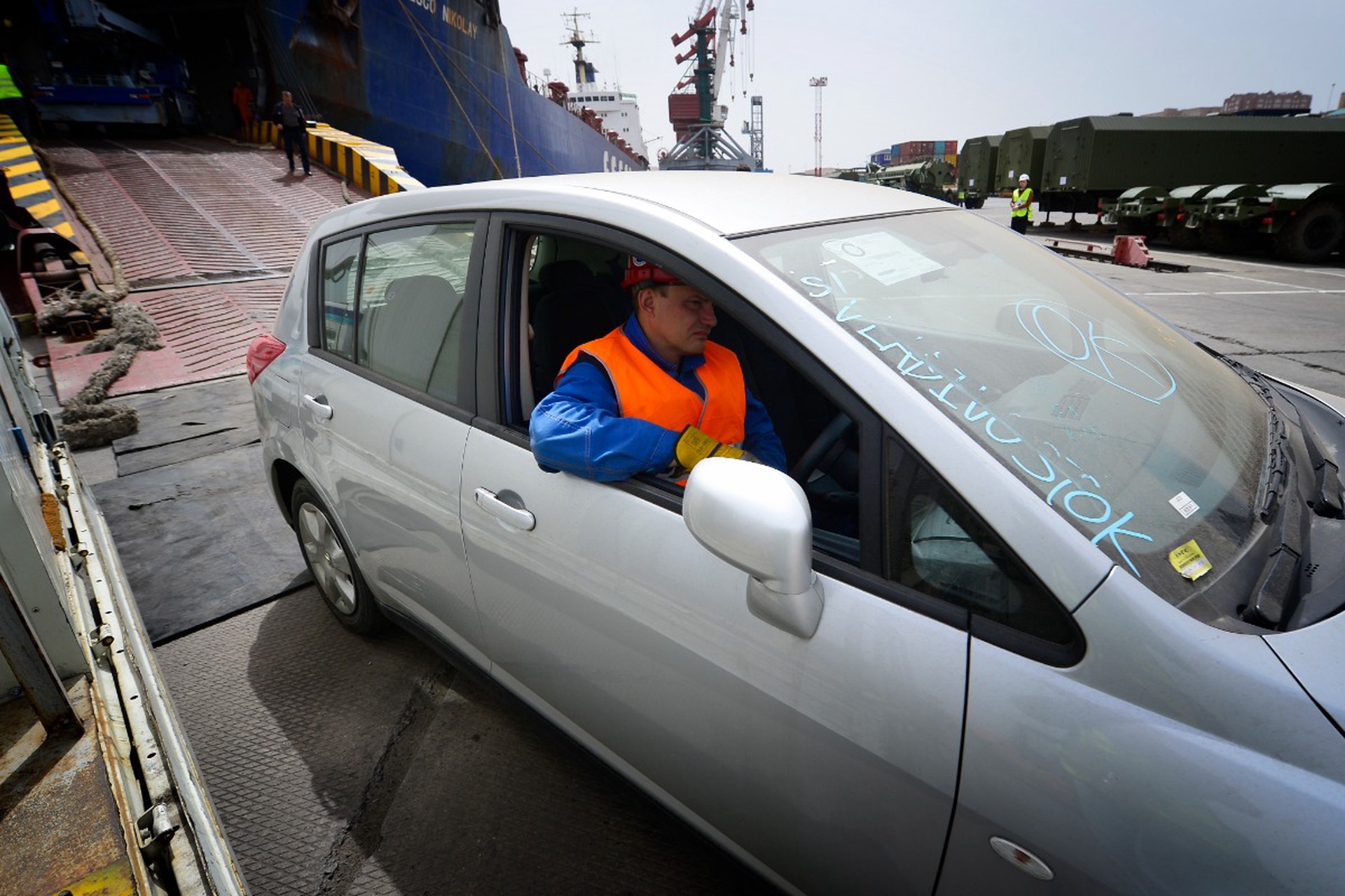 Росаккредитация опровергла запрет на ввоз в Россию праворульных машин