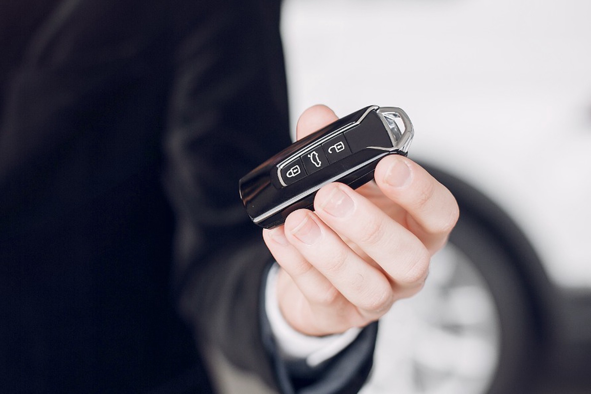 Автоюрист назвал способы защиты от «пенсионерской» схемы при покупке машины с рук