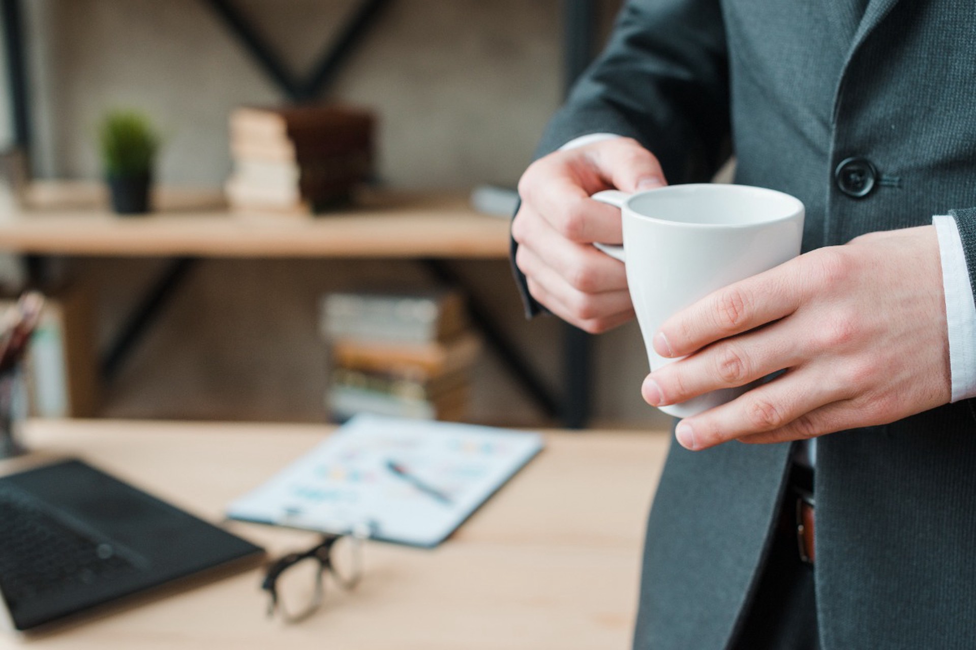 Французский чиновник унижал женщин неожиданным способом 