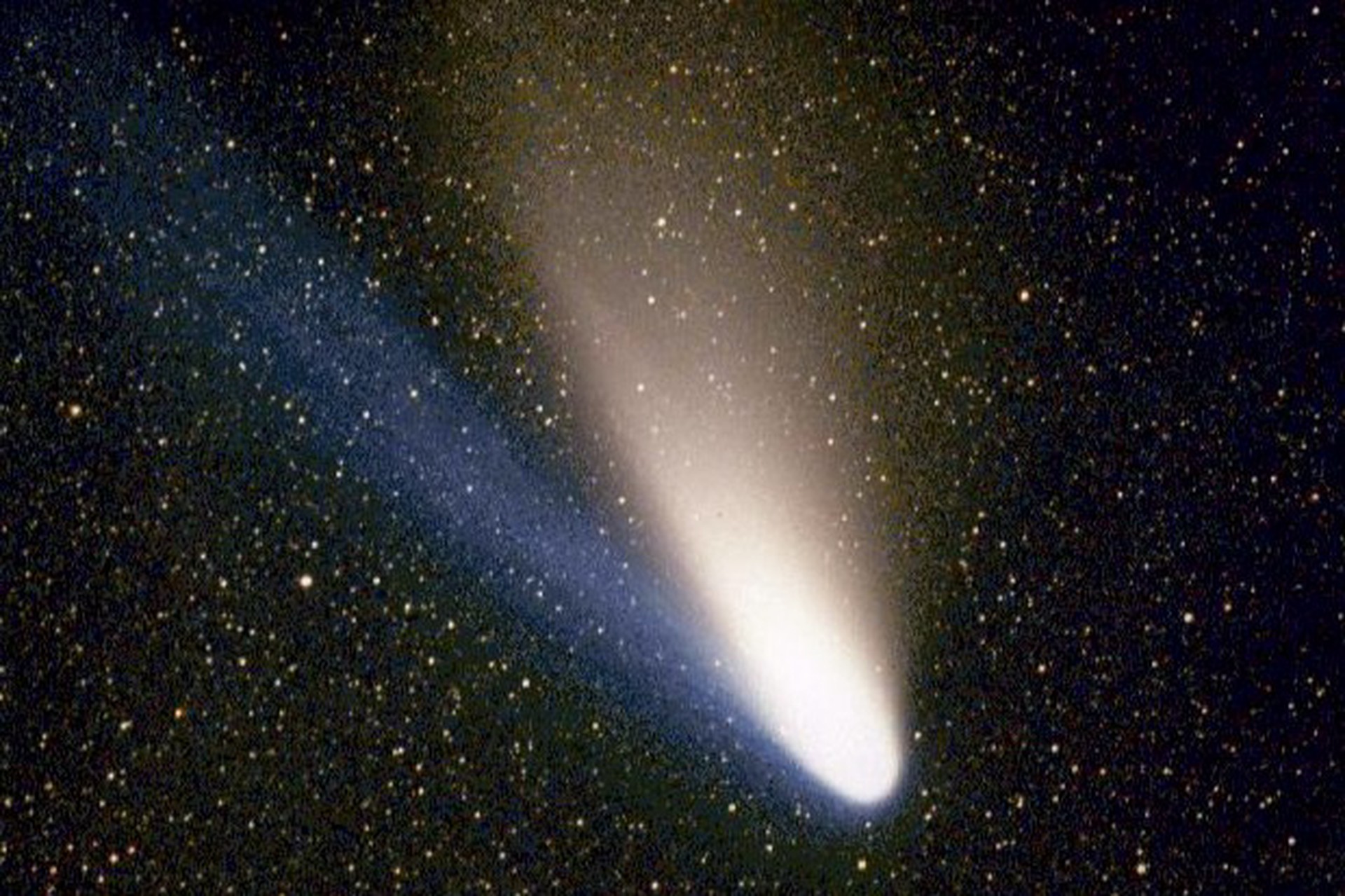 Стало известно, когда вернется ярчайшая комета XX века