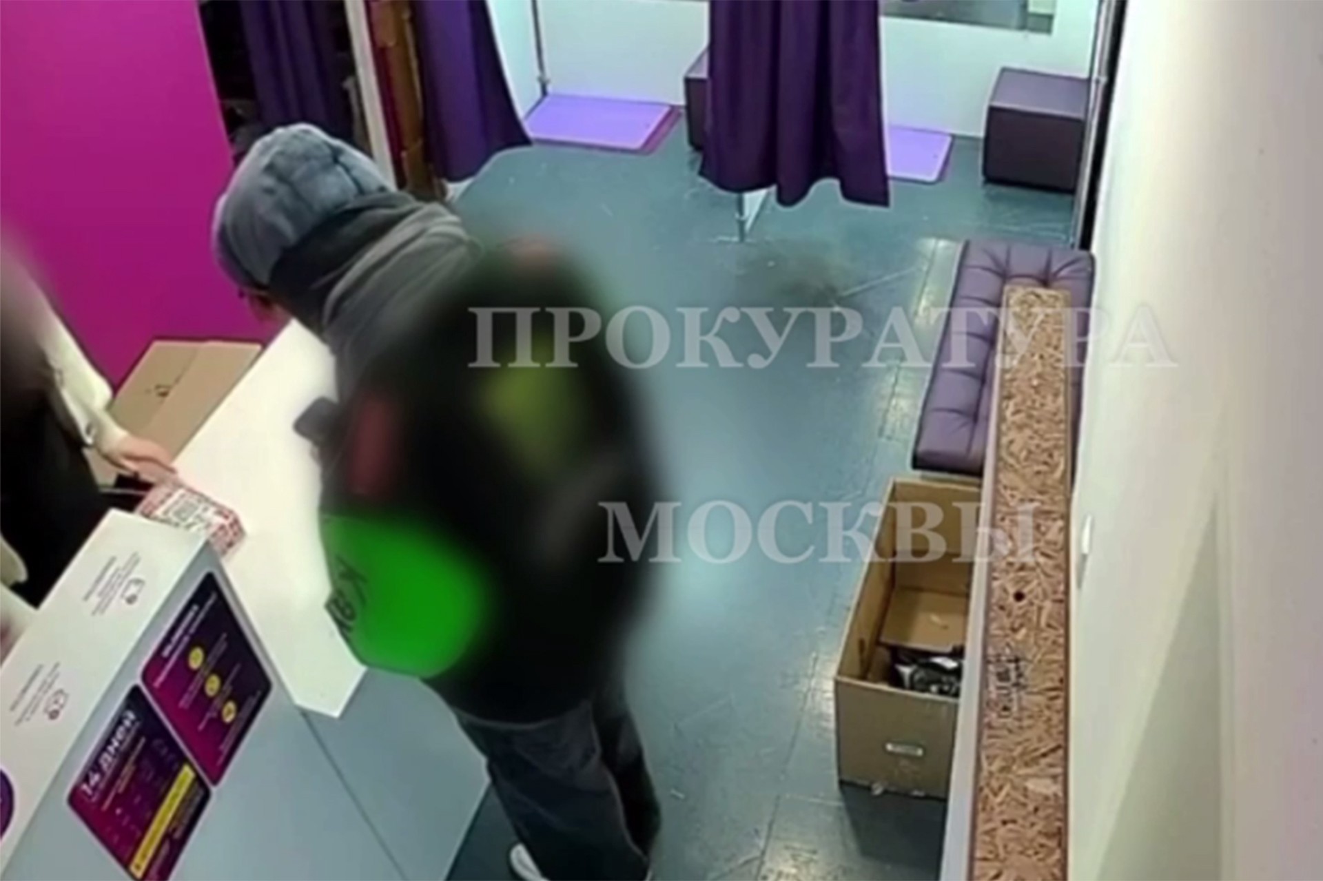 Подросток, ограбивший ПВЗ на полмиллиона, попал на видео