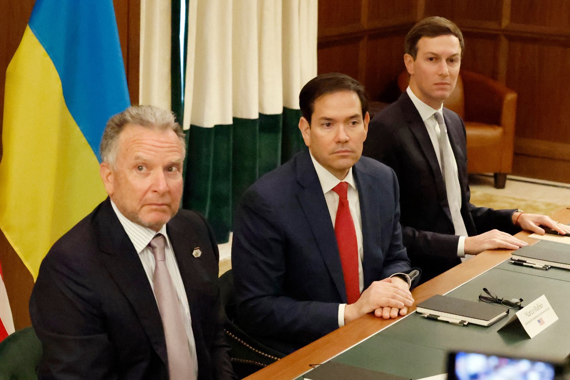 Виллами по воде: какими методами США принуждают Украину быть сговорчивей