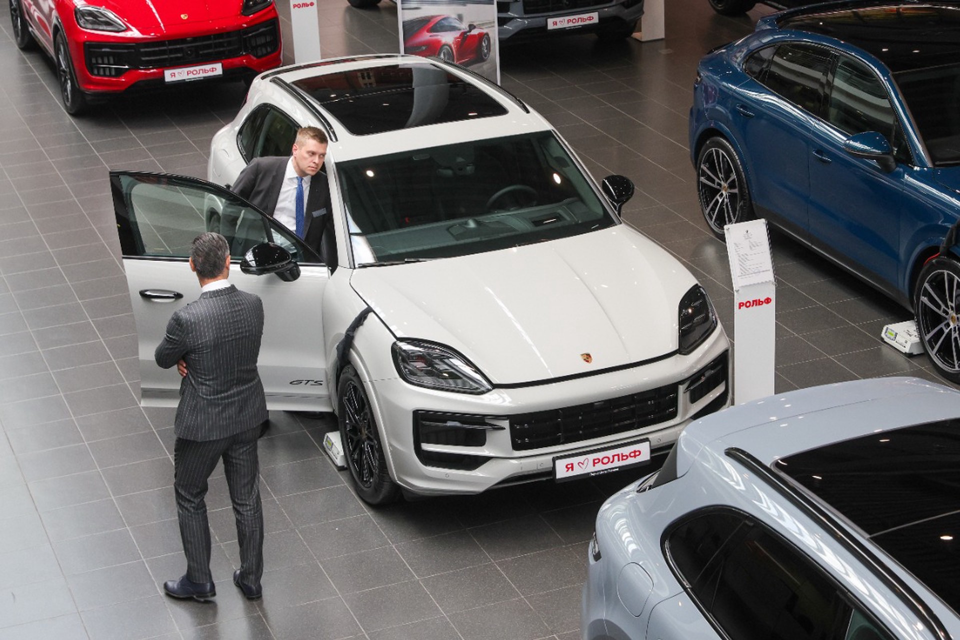 Российским владельцам Porsche стали блокировать машины