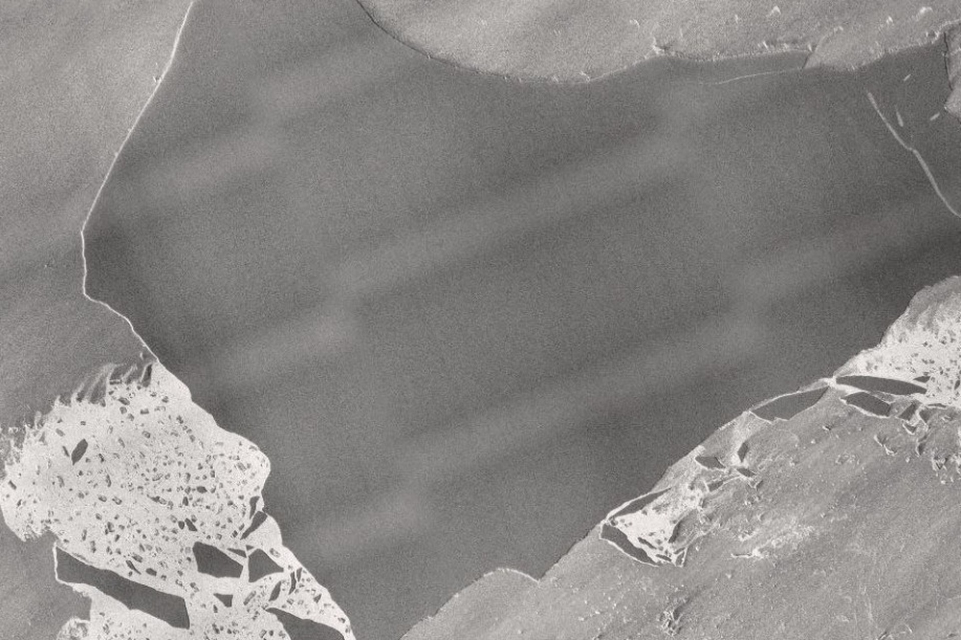 Крупнейший в мире айсберг сфотографировали из космоса