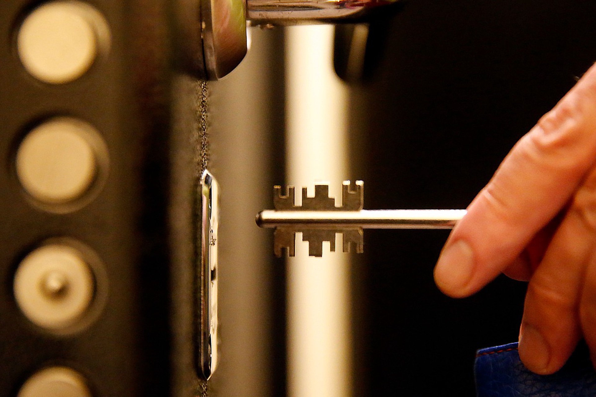 Арендодателям напомнили об уголовной ответственности за внезапное вторжение в квартиру