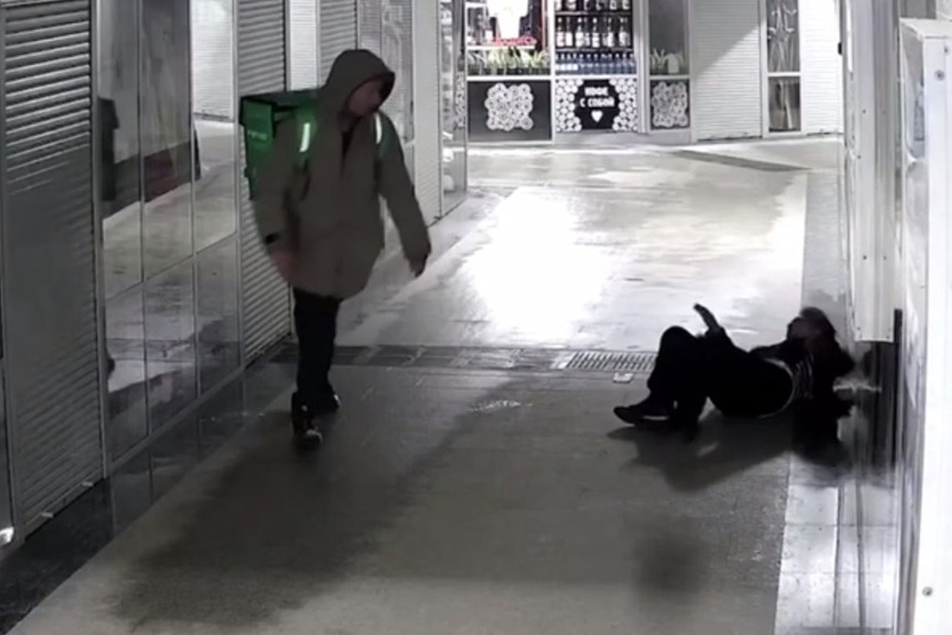 Избившего пенсионерку курьера могут отправить лечиться